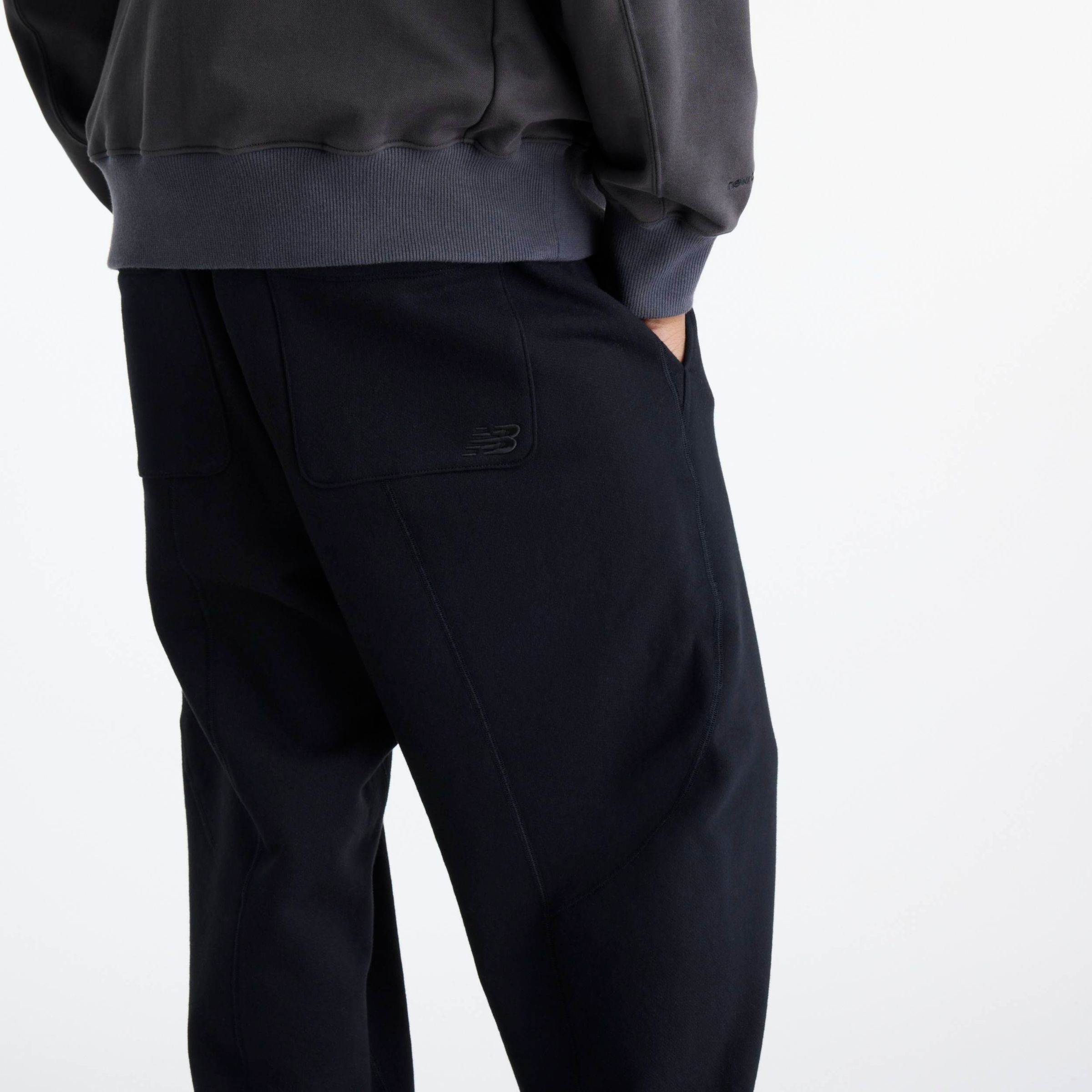 Javo is wearing size M and is 6'1"/188cm. Chest: 29.14"/74cm, Waist: 28"/71cm, Hips: 33.9"/86cm