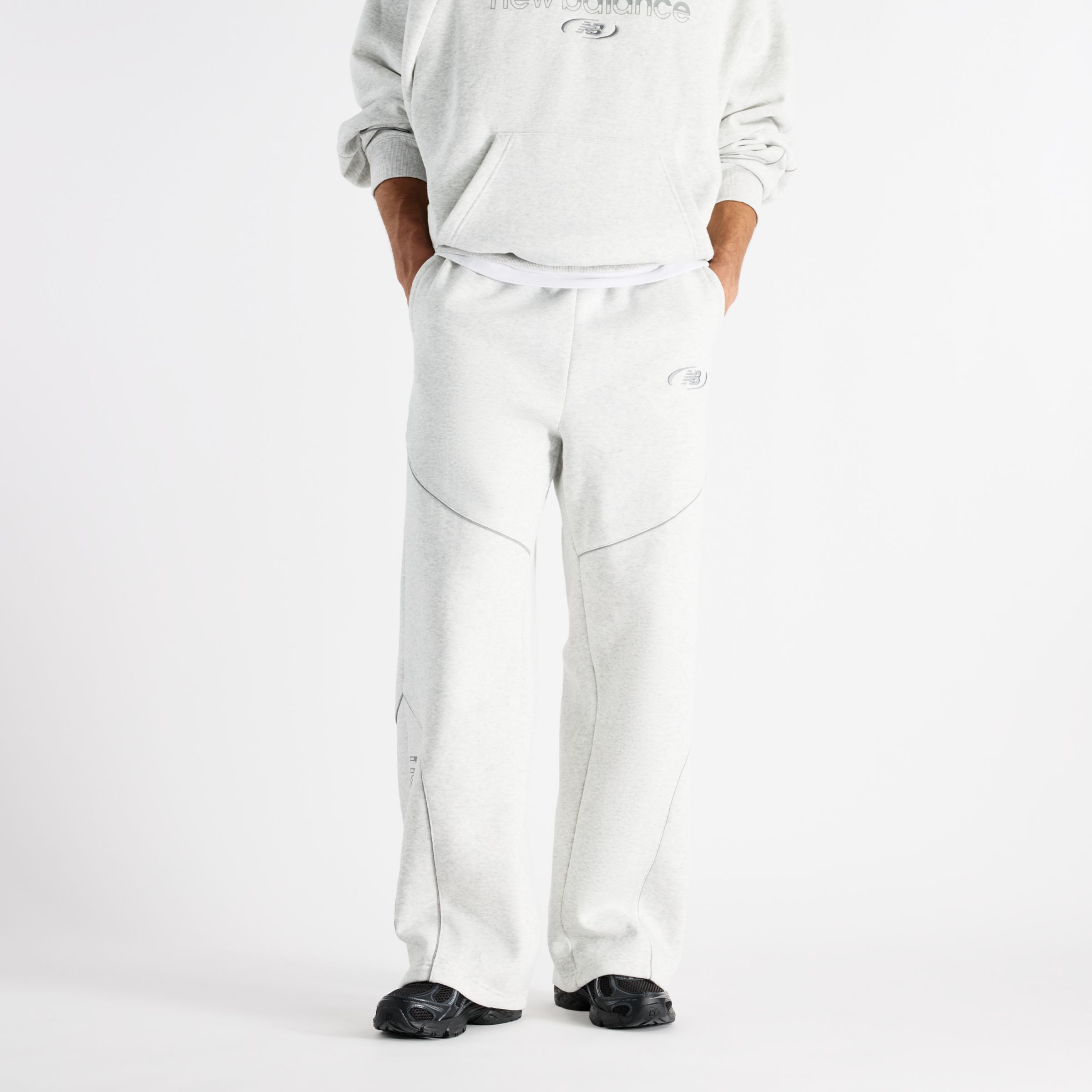 Nelson lleva una talla M y mide 6'1"/185.42cm. Pecho : 38"/96.52cm, Cintura : 30"/76.2cm, Caderas : 38.5"/97.79cm