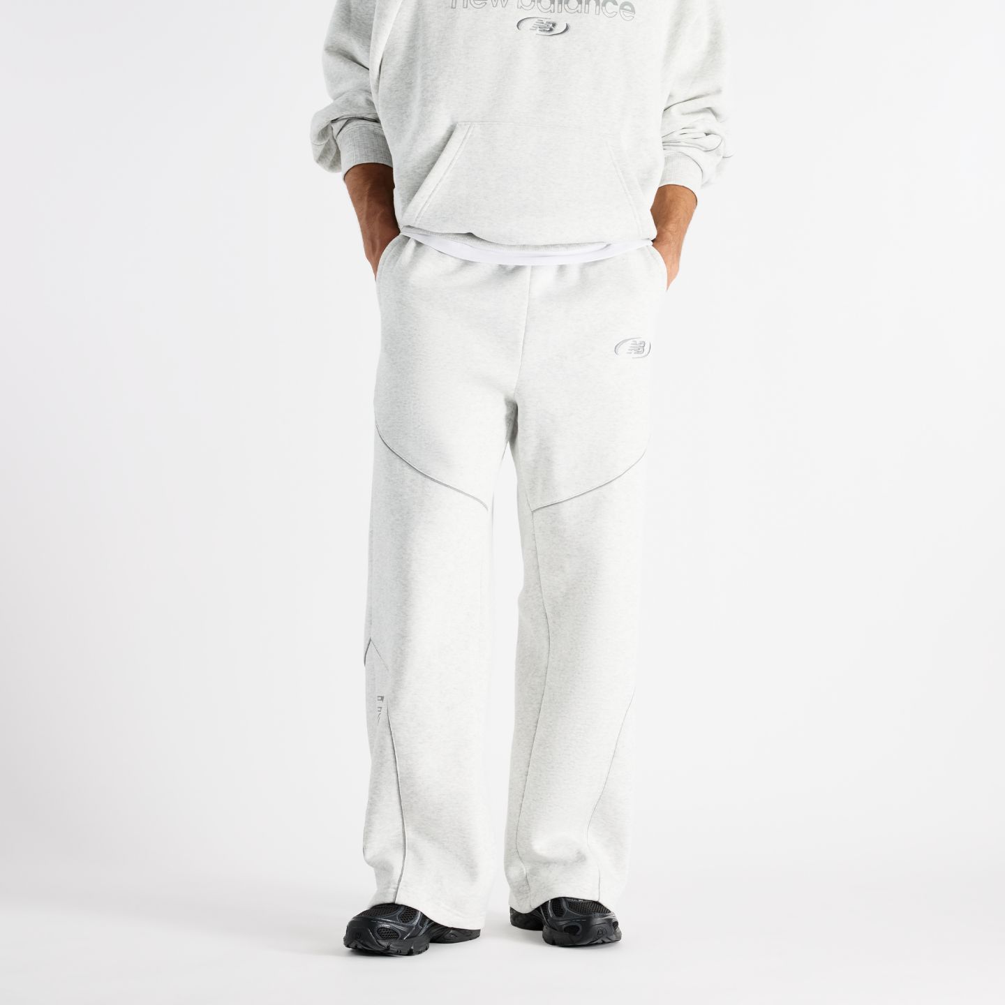 Мужские брюки New Balance Trackside Fleece, цвет: Пепельный меланжевый — фото 1