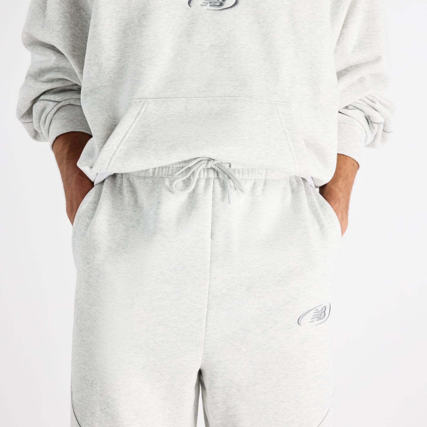 Мужские брюки New Balance Trackside Fleece, цвет: Пепельный меланжевый — фото 2