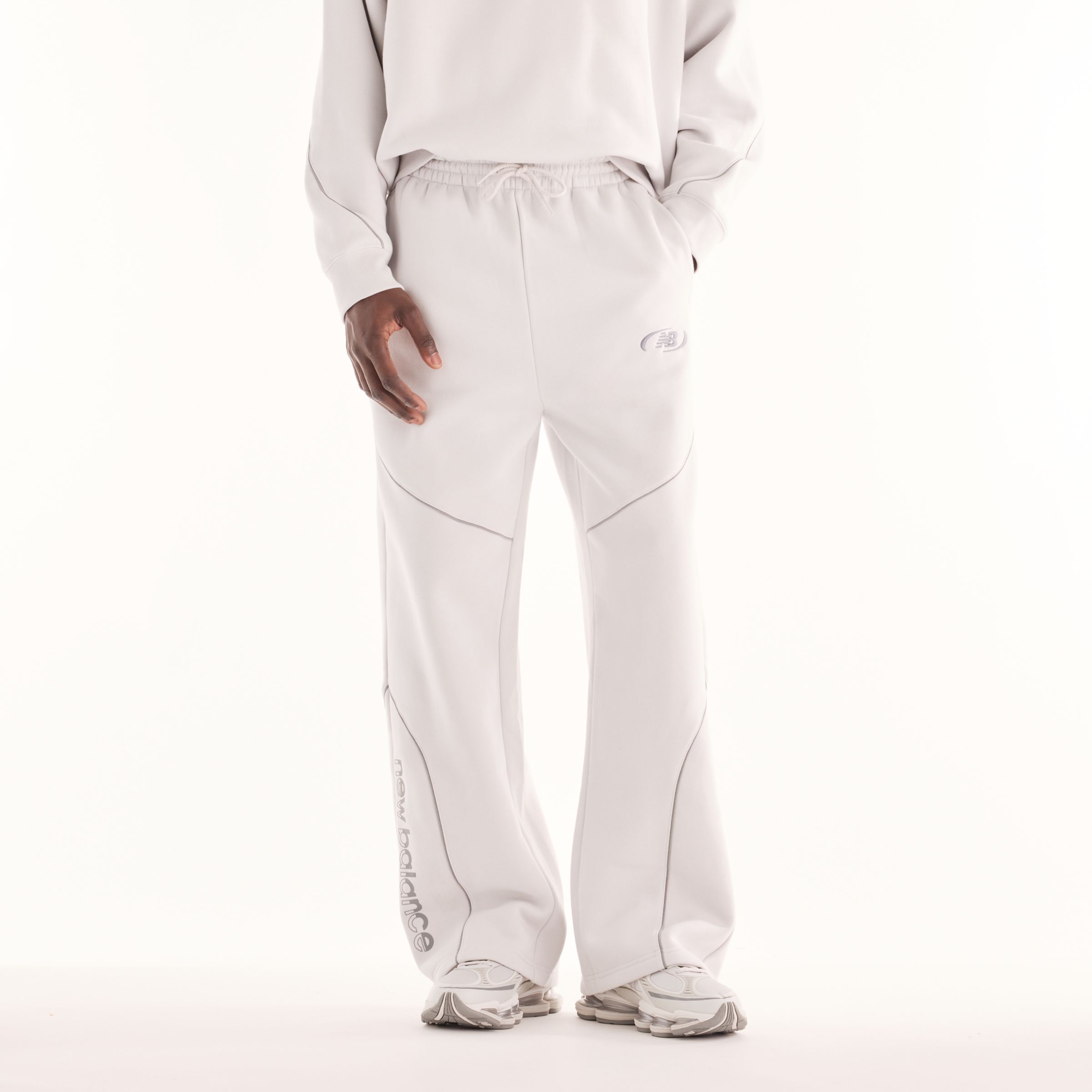 Osman is wearing size M and is 6'2"/188cm. Chest: 34.75"/88cm, Waist: 29"/74cm, Hips: 37"/94cm