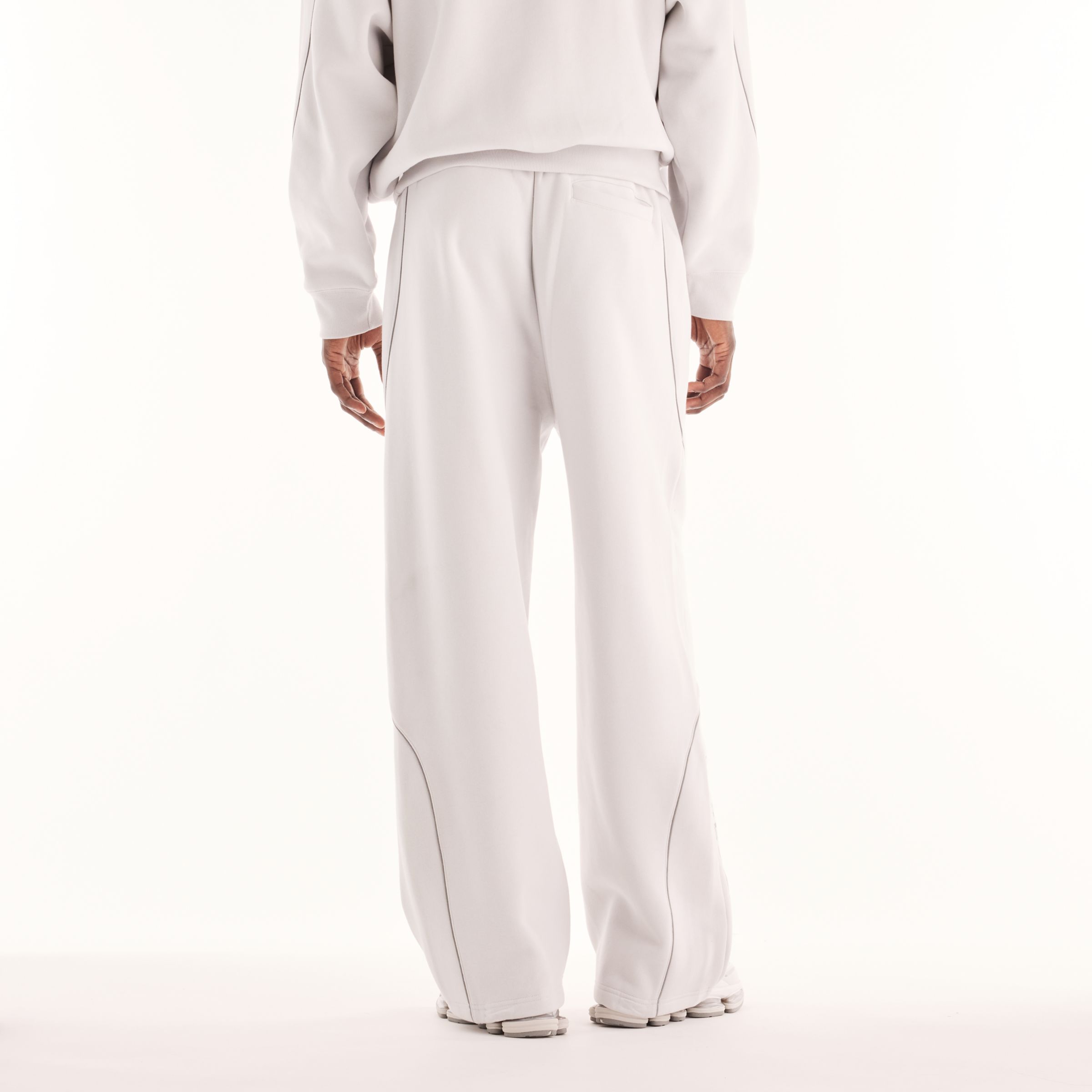 Osman is wearing size M and is 6'2"/188cm. Chest: 34.75"/88cm, Waist: 29"/74cm, Hips: 37"/94cm