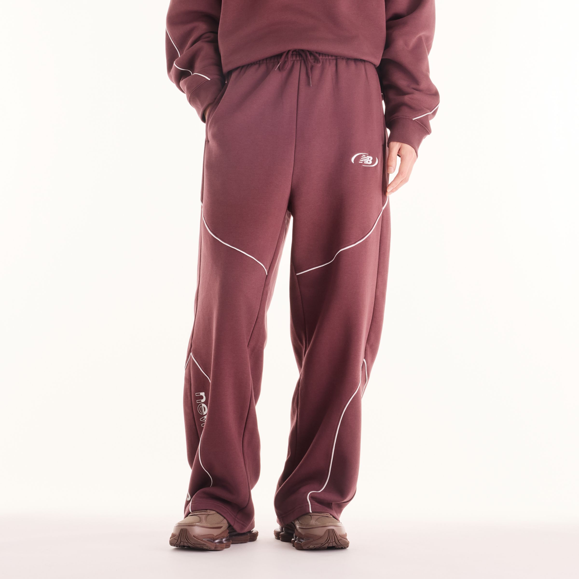 Justin is wearing size M and is 6'11"/186cm. Chest: 34"/86cm, Waist: 29"/74cm, Hips: 35"/89cm