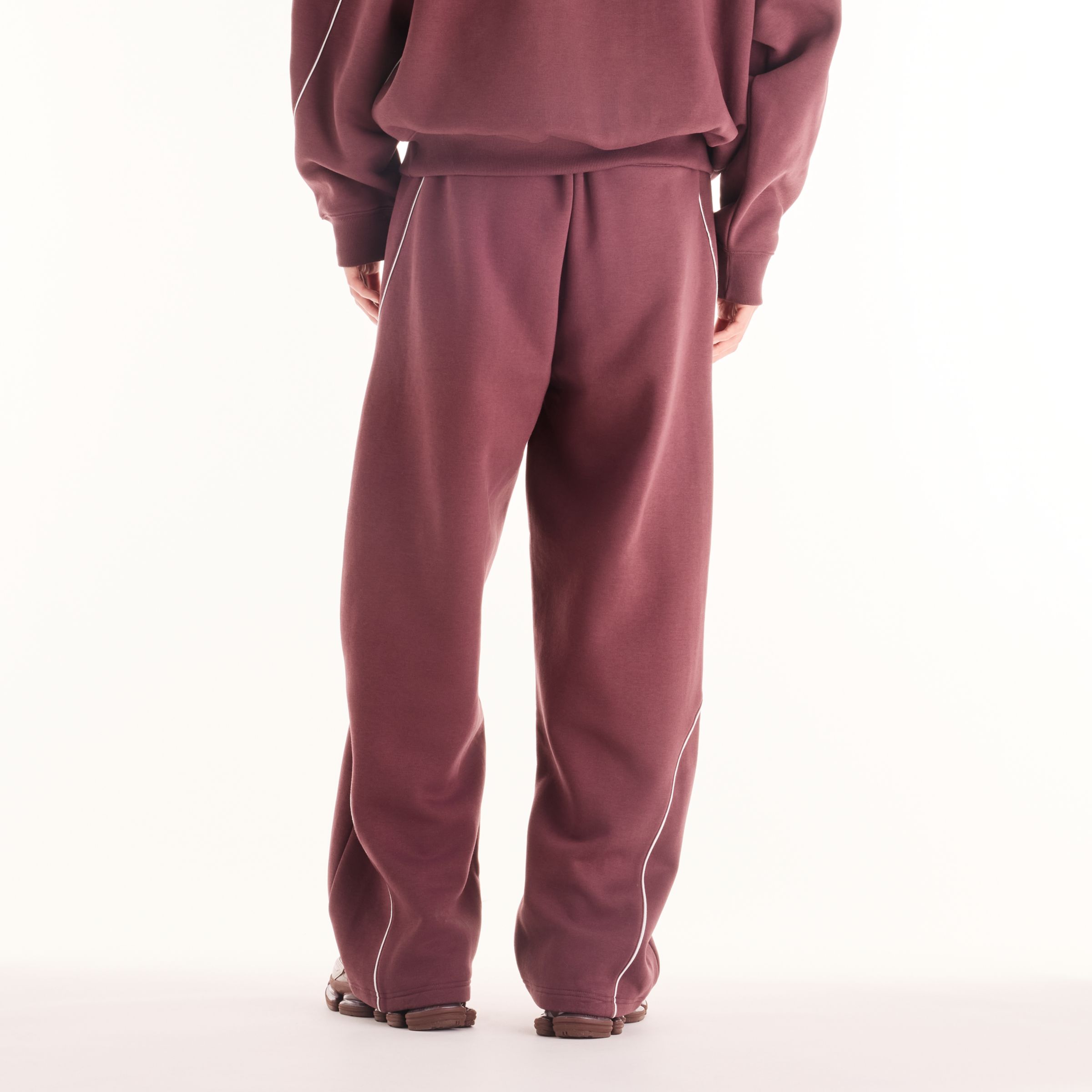 Justin is wearing size M and is 6'11"/186cm. Chest: 34"/86cm, Waist: 29"/74cm, Hips: 35"/89cm