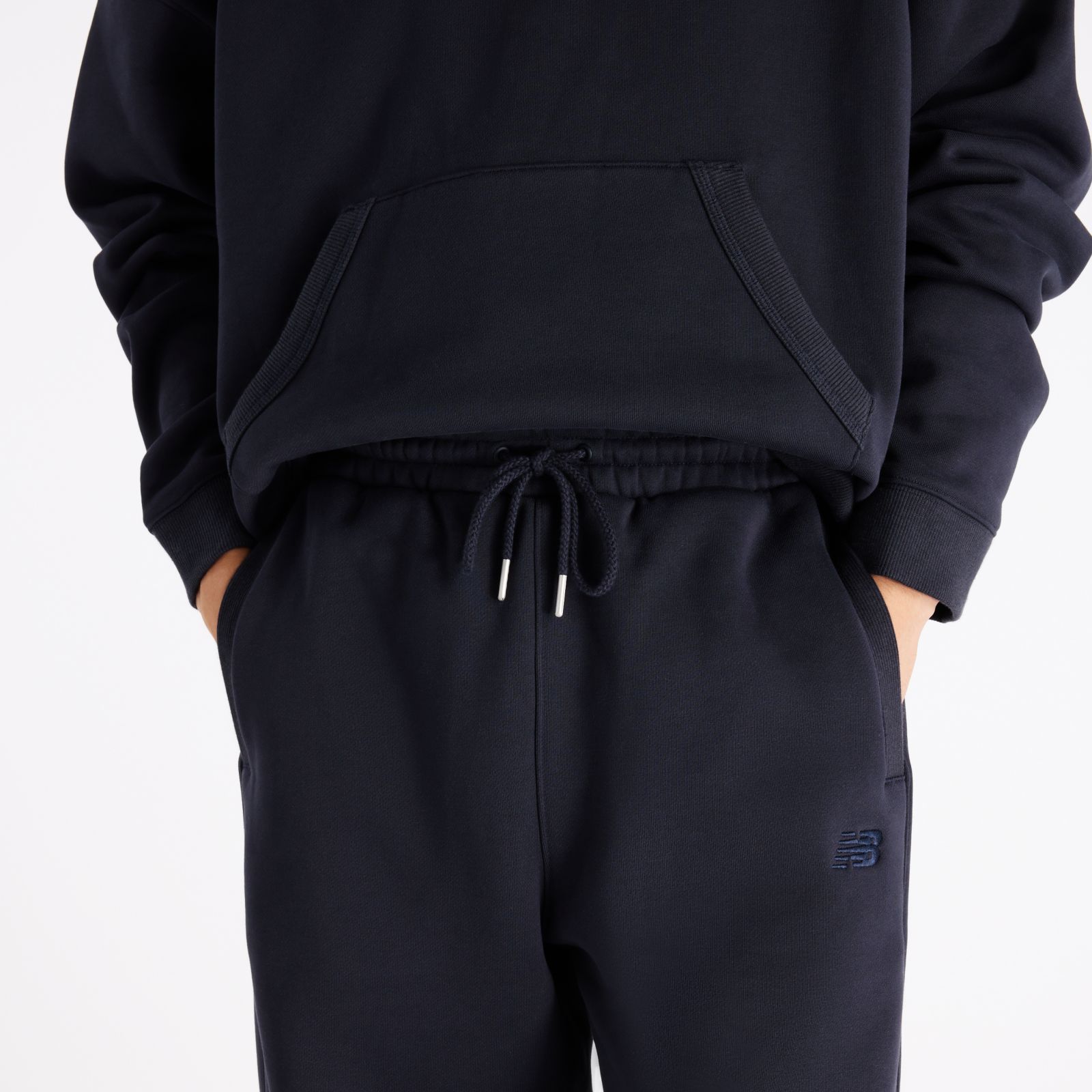 Мужские брюки New Balance Athletics Crafted Logo Fleece Pant — фото 2