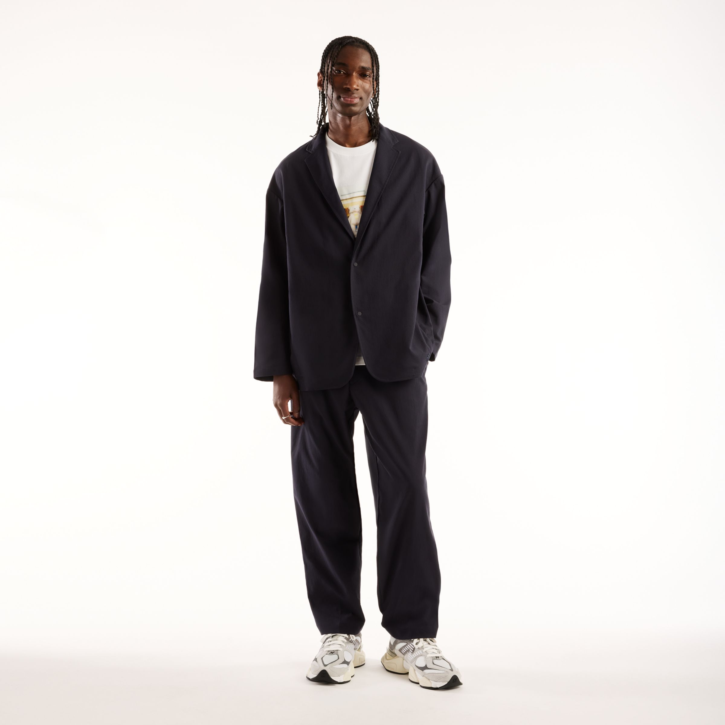 Khalifa is wearing size M and is 6'1"/185cm. Chest: 35"/89cm, Waist: 30"/76cm, Hips: 38"/96cm