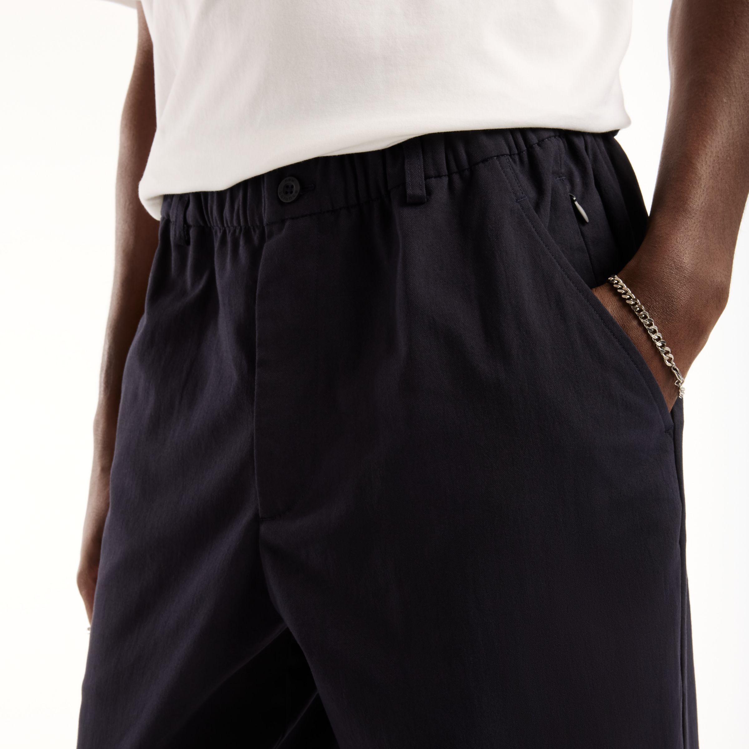 Khalifa is wearing size M and is 6'1"/185cm. Chest: 35"/89cm, Waist: 30"/76cm, Hips: 38"/96cm
