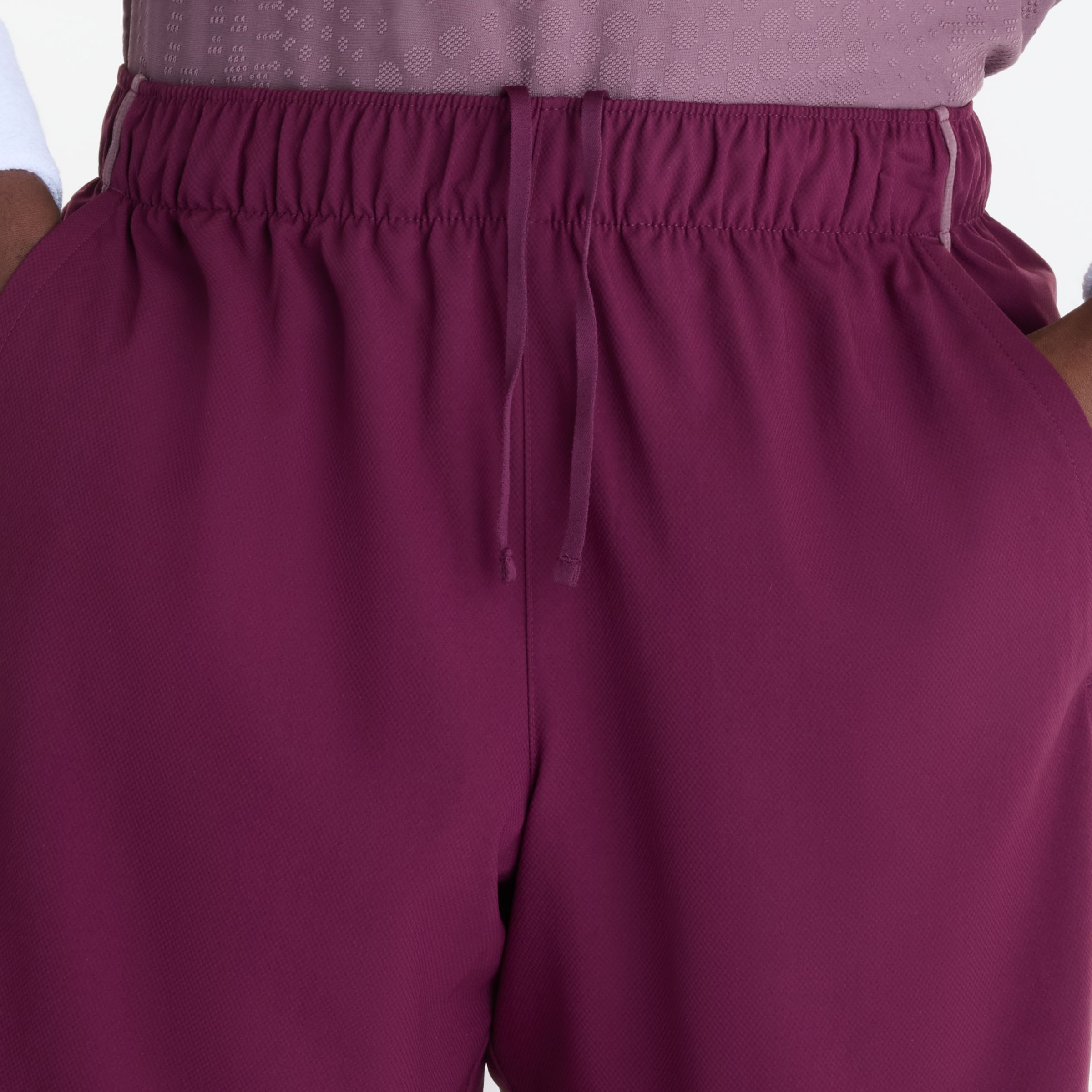 Tyliv is wearing size M and is 6'1"/186cm. Chest: 34.5"/88cm, Waist: 29"/74cm, Hips: 36.5"/93cm