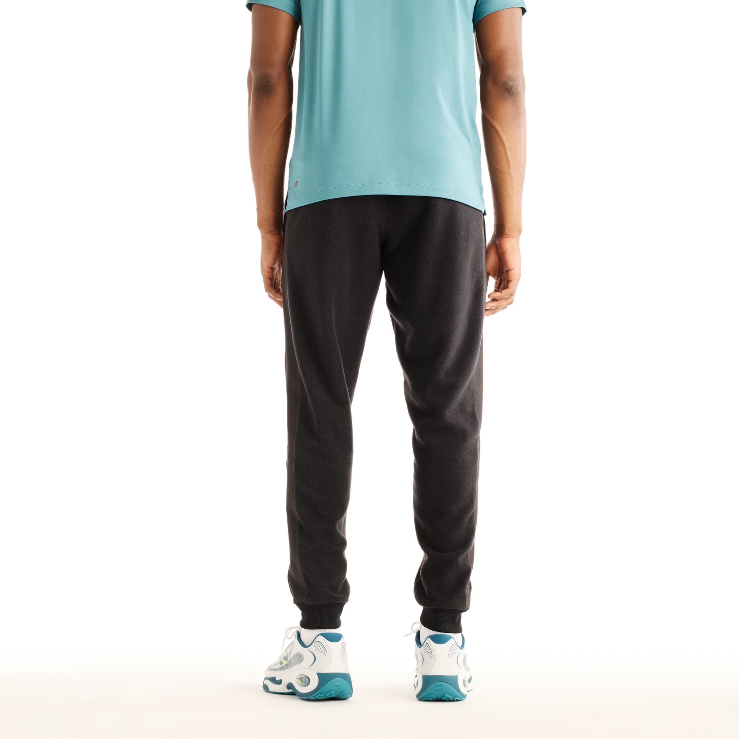 Greg is wearing size M and is 74"/188cm. Chest: 42"/107cm, Waist: 32"/81cm