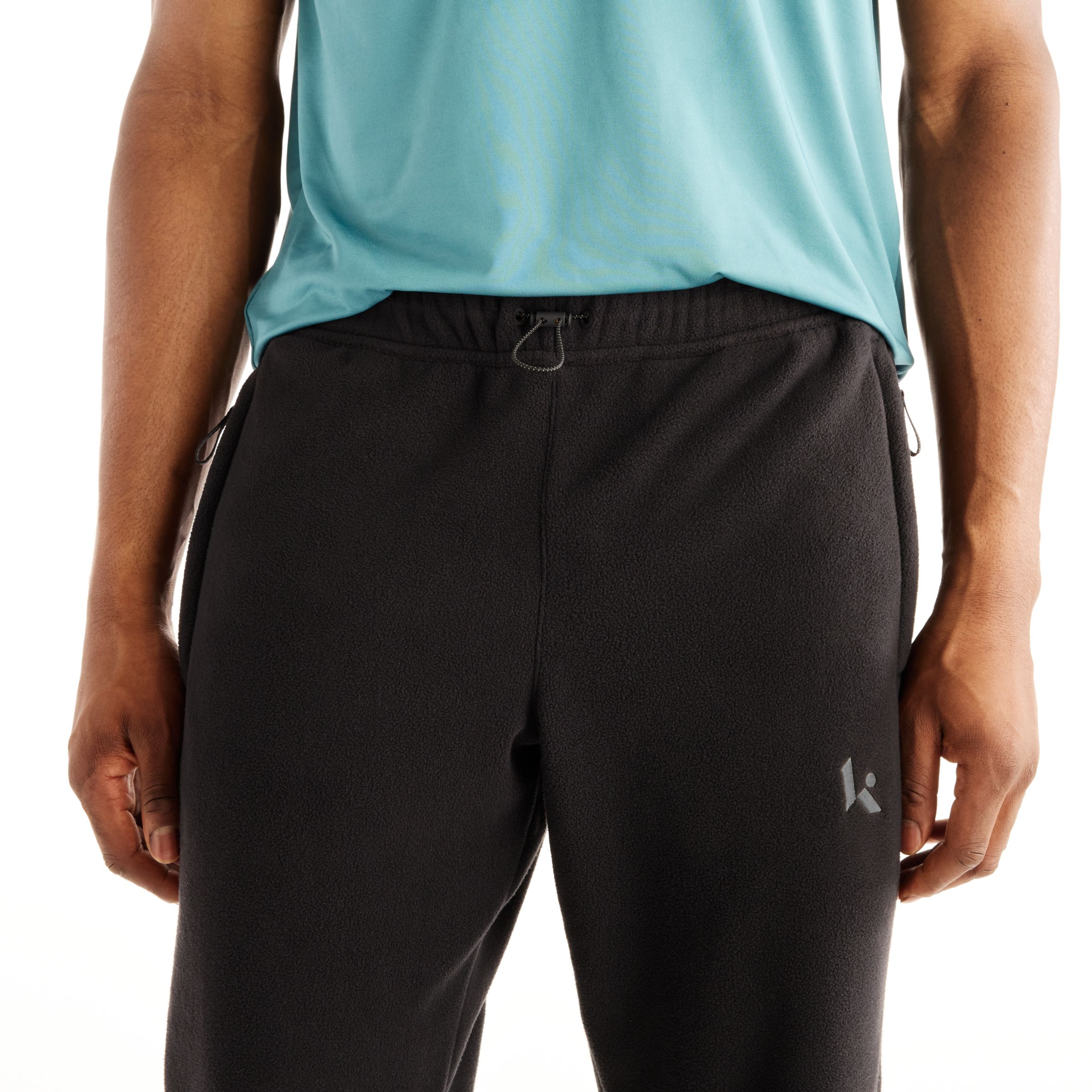 Greg is wearing size M and is 74"/188cm. Chest: 42"/107cm, Waist: 32"/81cm