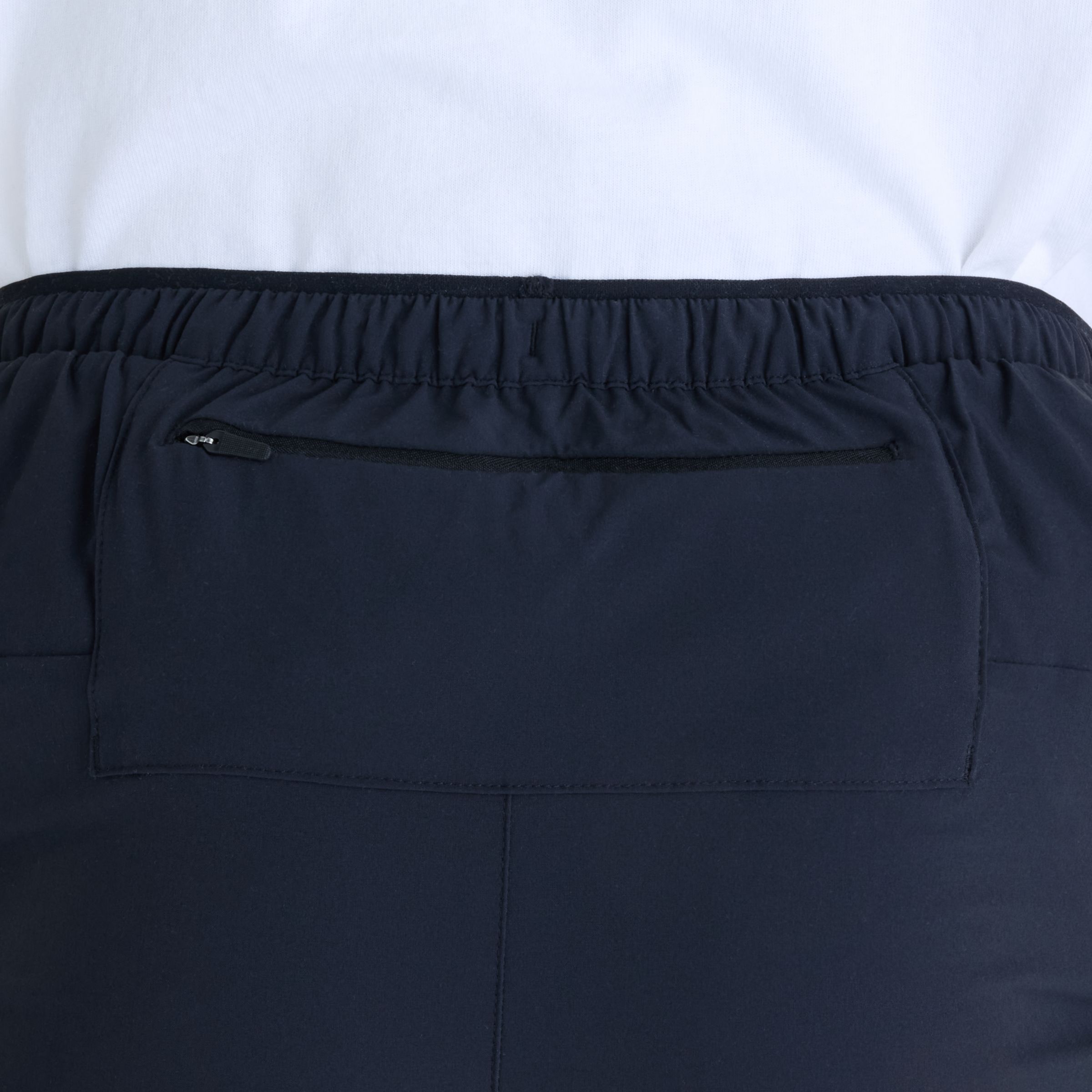 Tyliv is wearing size M and is 6'1"/186cm. Chest: 34.5"/88cm, Waist: 29"/74cm, Hips: 36.5"/93cm