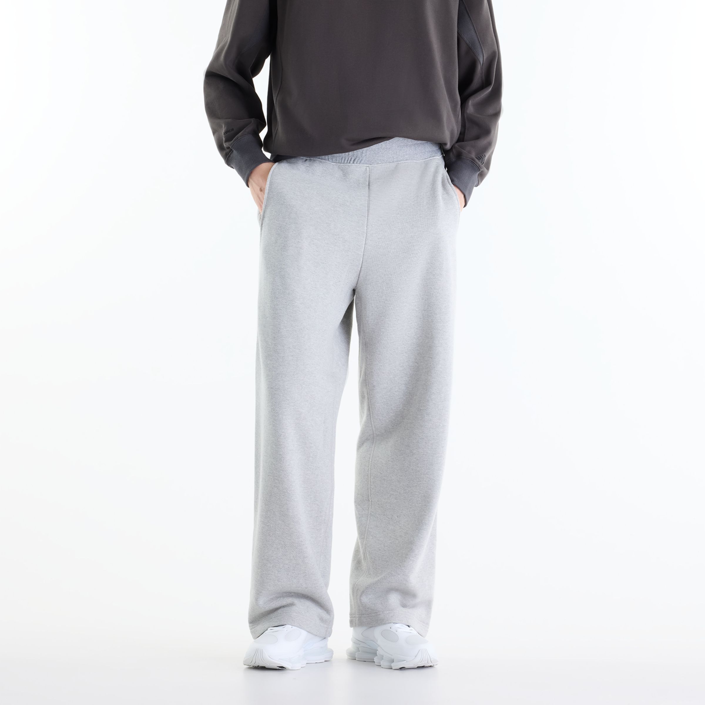 Ante is wearing size M and is 6'2"/187.96cm. Chest: 37.5"/95.25cm, Waist: 31"/78.74cm, Hips: 40.5"/102.87cm