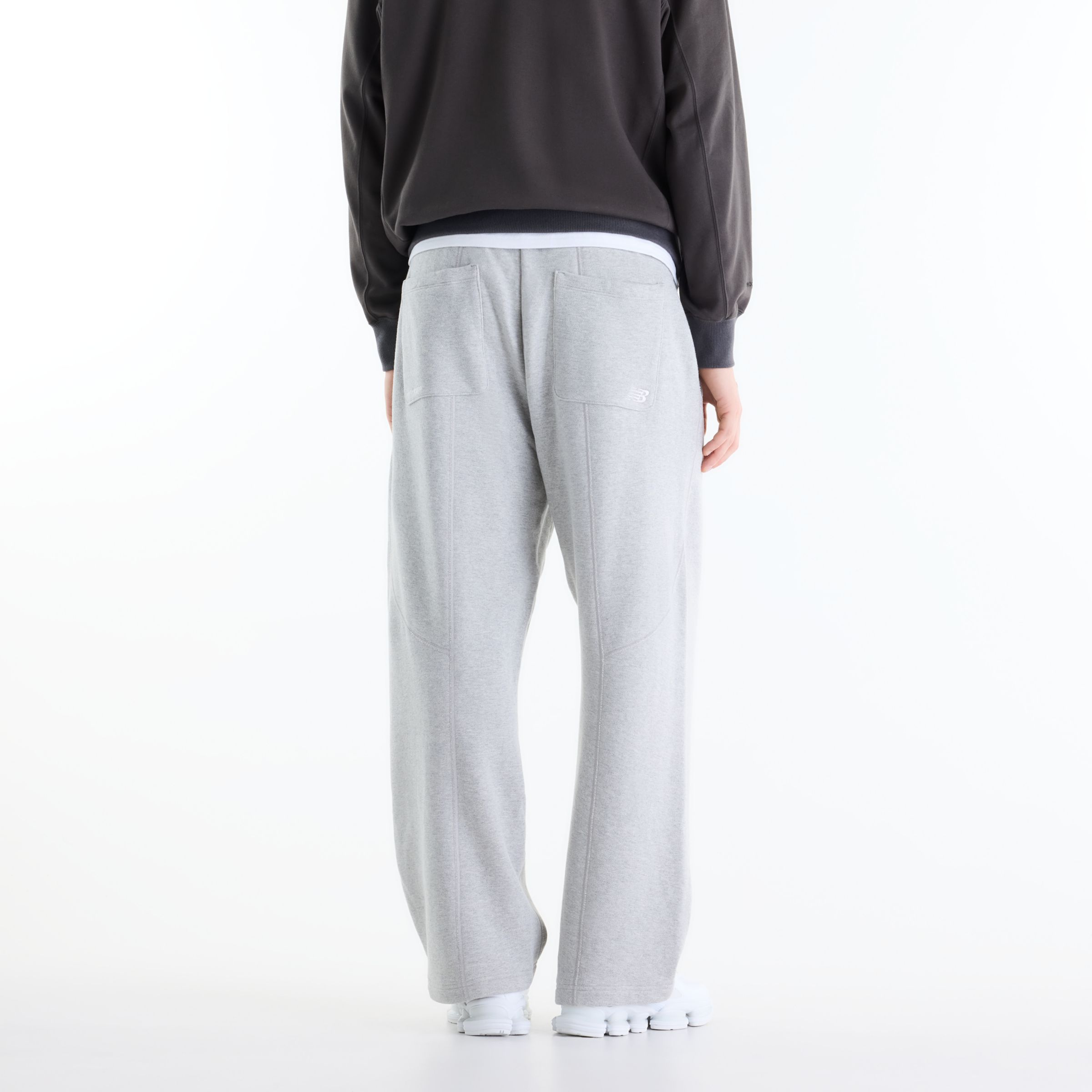 Ante is wearing size M and is 6'2"/187.96cm. Chest: 37.5"/95.25cm, Waist: 31"/78.74cm, Hips: 40.5"/102.87cm