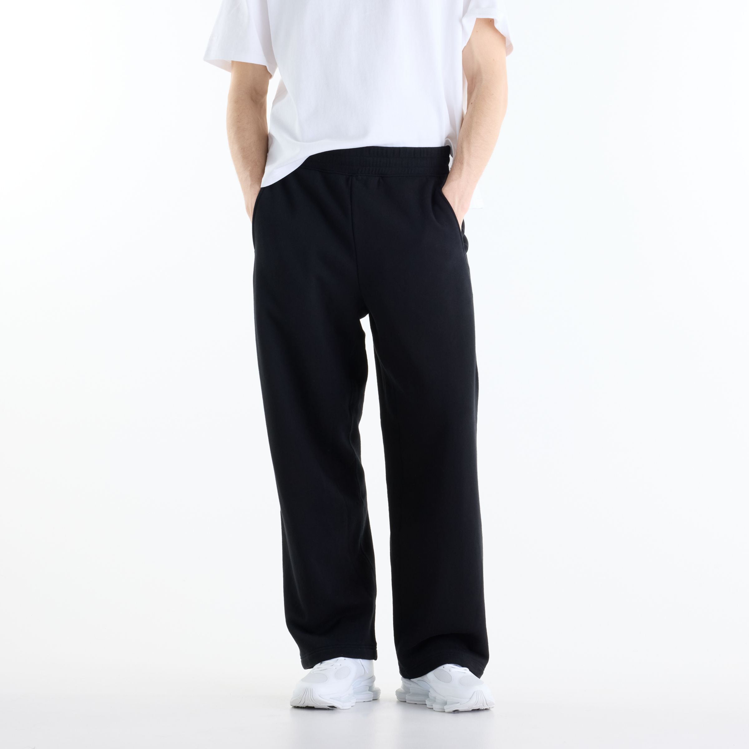 Ante is wearing size M and is 6'2"/187.96cm. Chest: 37.5"/95.25cm, Waist: 31"/78.74cm, Hips: 40.5"/102.87cm