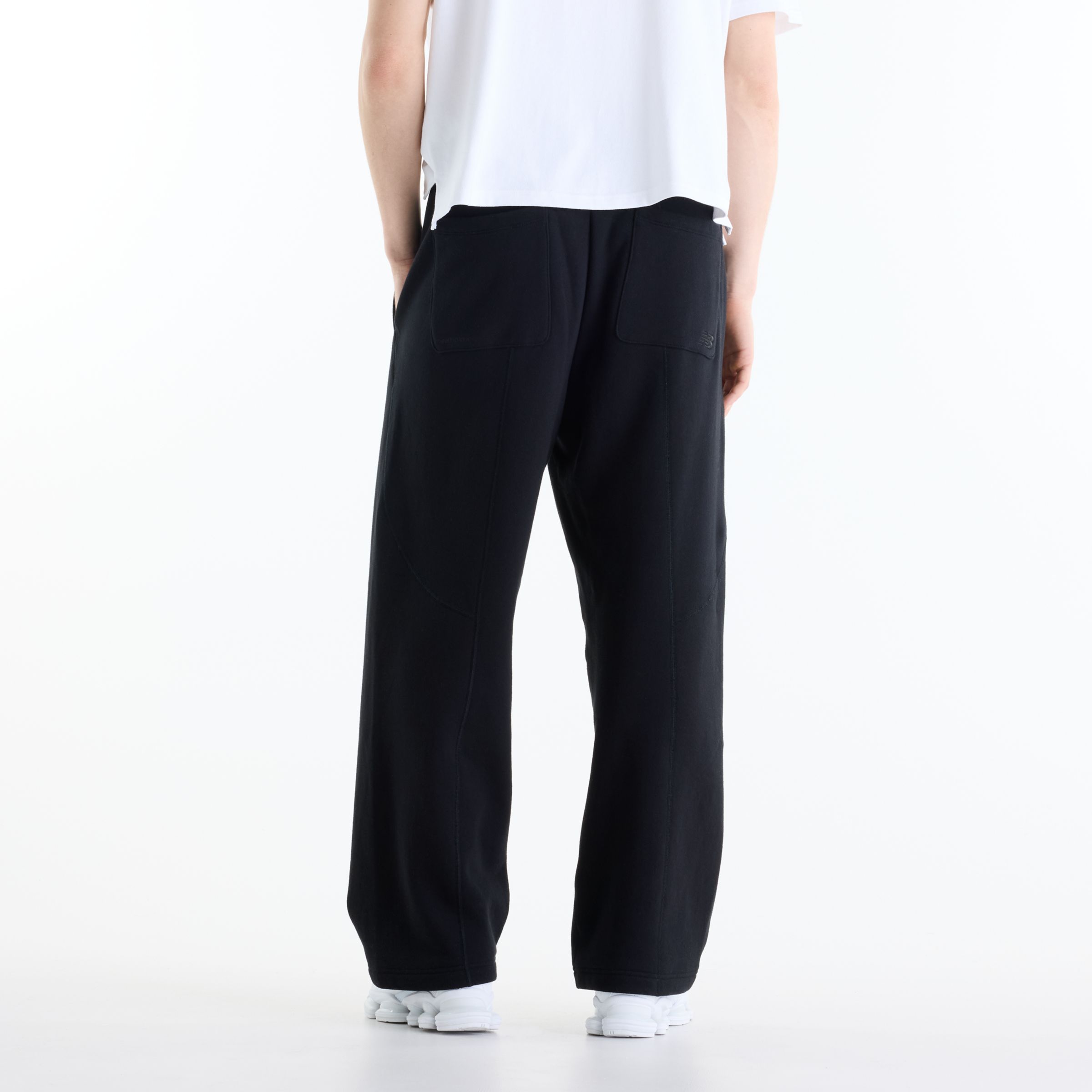 Ante is wearing size M and is 6'2"/187.96cm. Chest: 37.5"/95.25cm, Waist: 31"/78.74cm, Hips: 40.5"/102.87cm