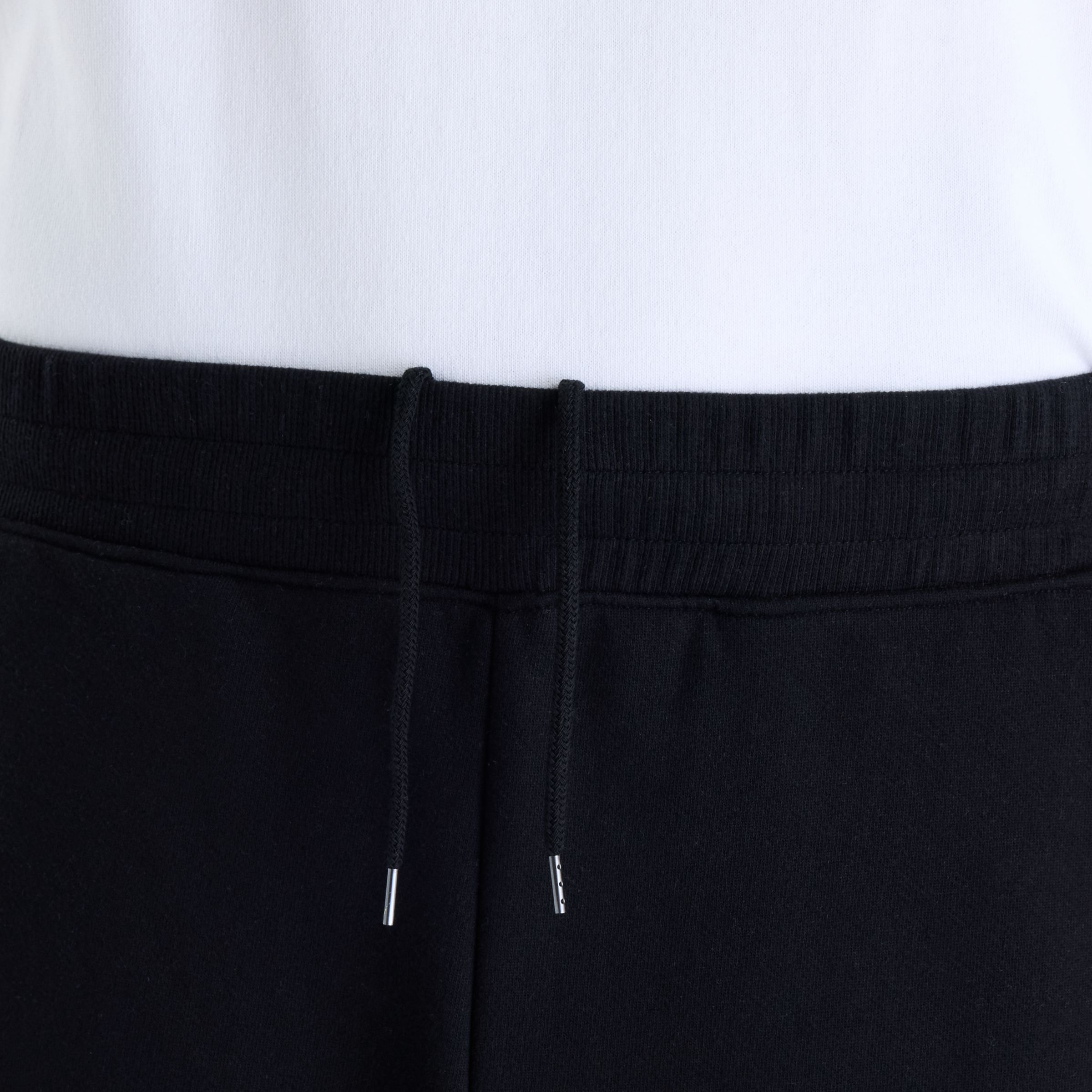 Ante is wearing size M and is 6'2"/187.96cm. Chest: 37.5"/95.25cm, Waist: 31"/78.74cm, Hips: 40.5"/102.87cm
