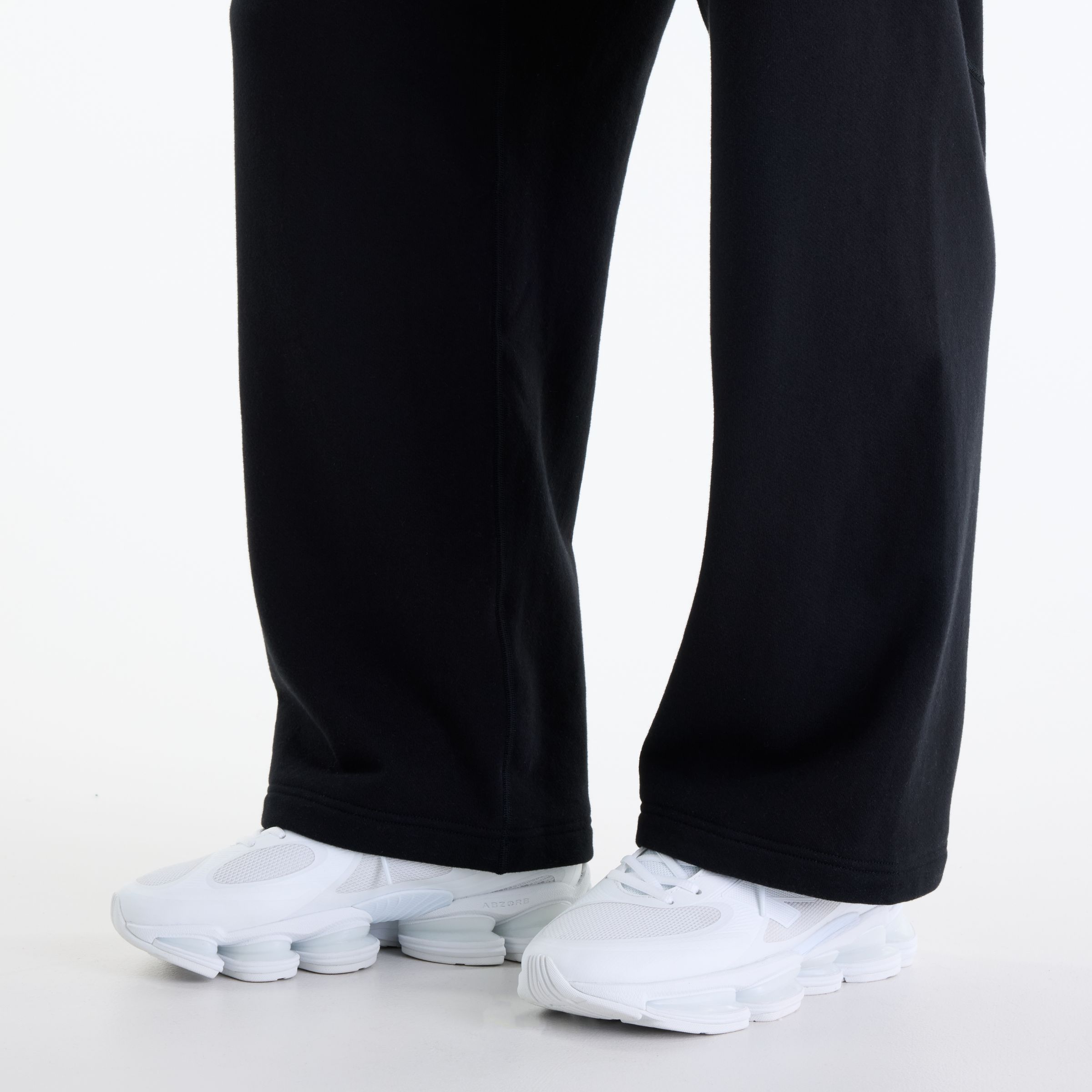 Ante is wearing size M and is 6'2"/187.96cm. Chest: 37.5"/95.25cm, Waist: 31"/78.74cm, Hips: 40.5"/102.87cm