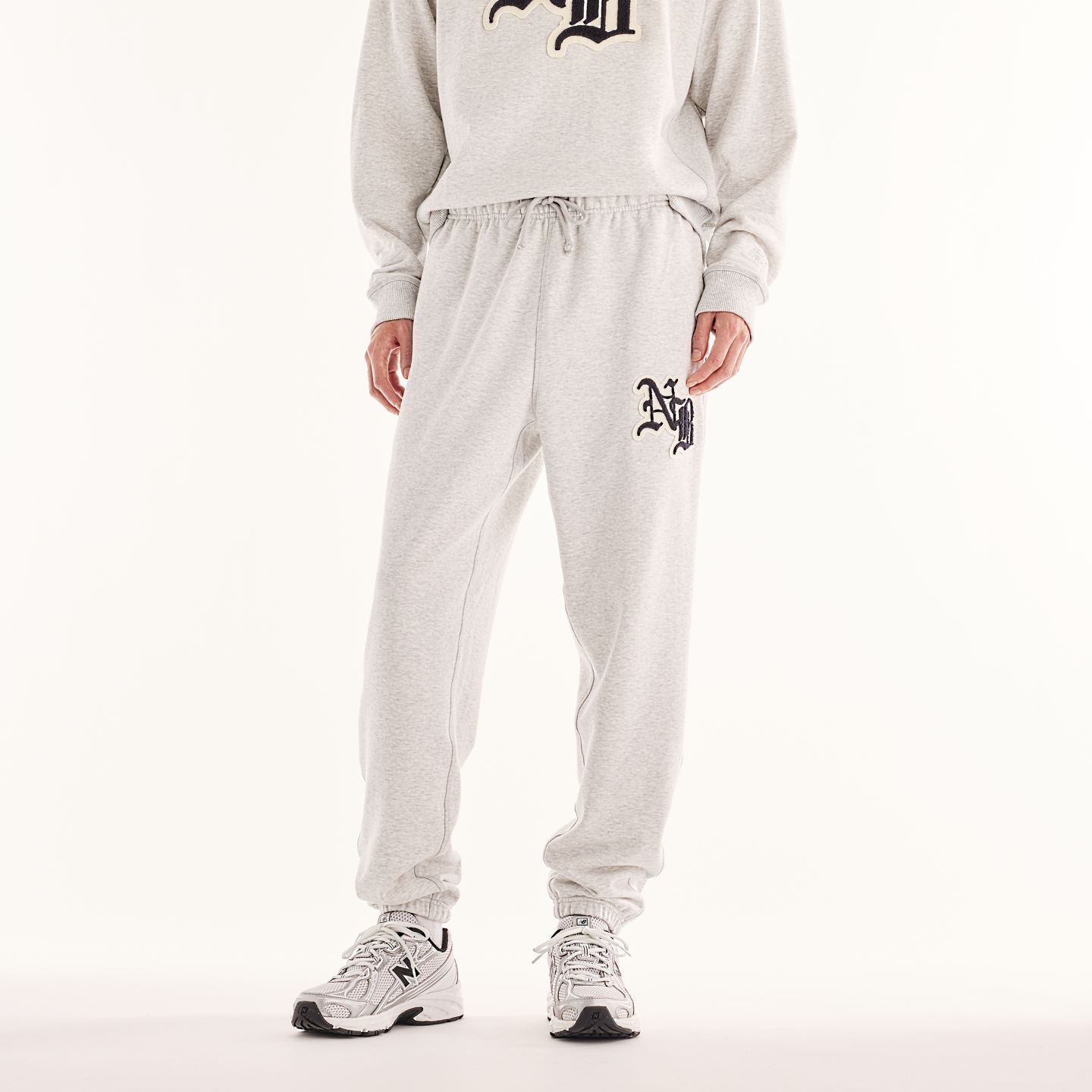 Мужские брюки New Balance Varsity Old English, цвет: Пепельный меланжевый — фото 1