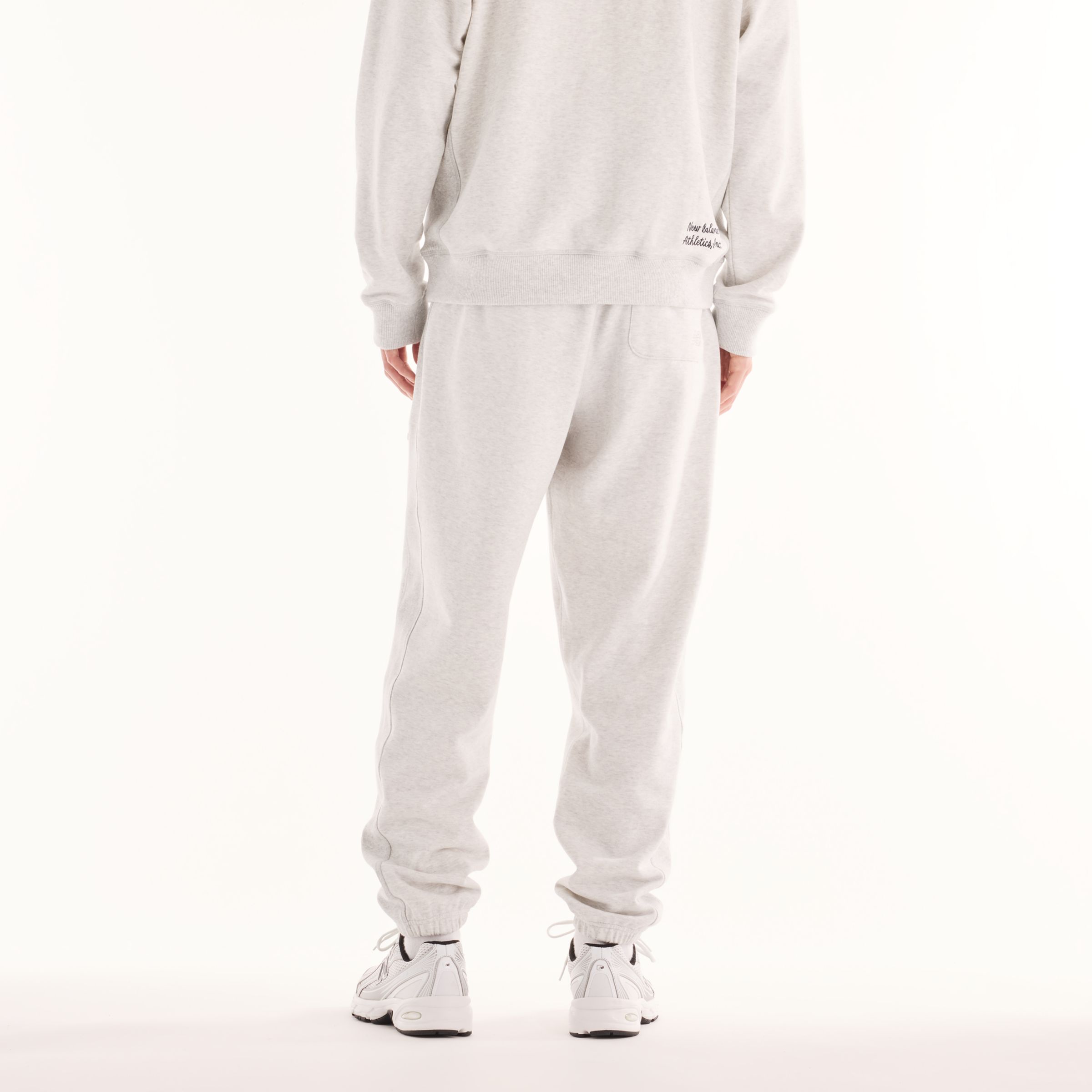Justin is wearing size M and is 6'11"/186cm. Chest: 34"/86cm, Waist: 29"/74cm, Hips: 35"/89cm