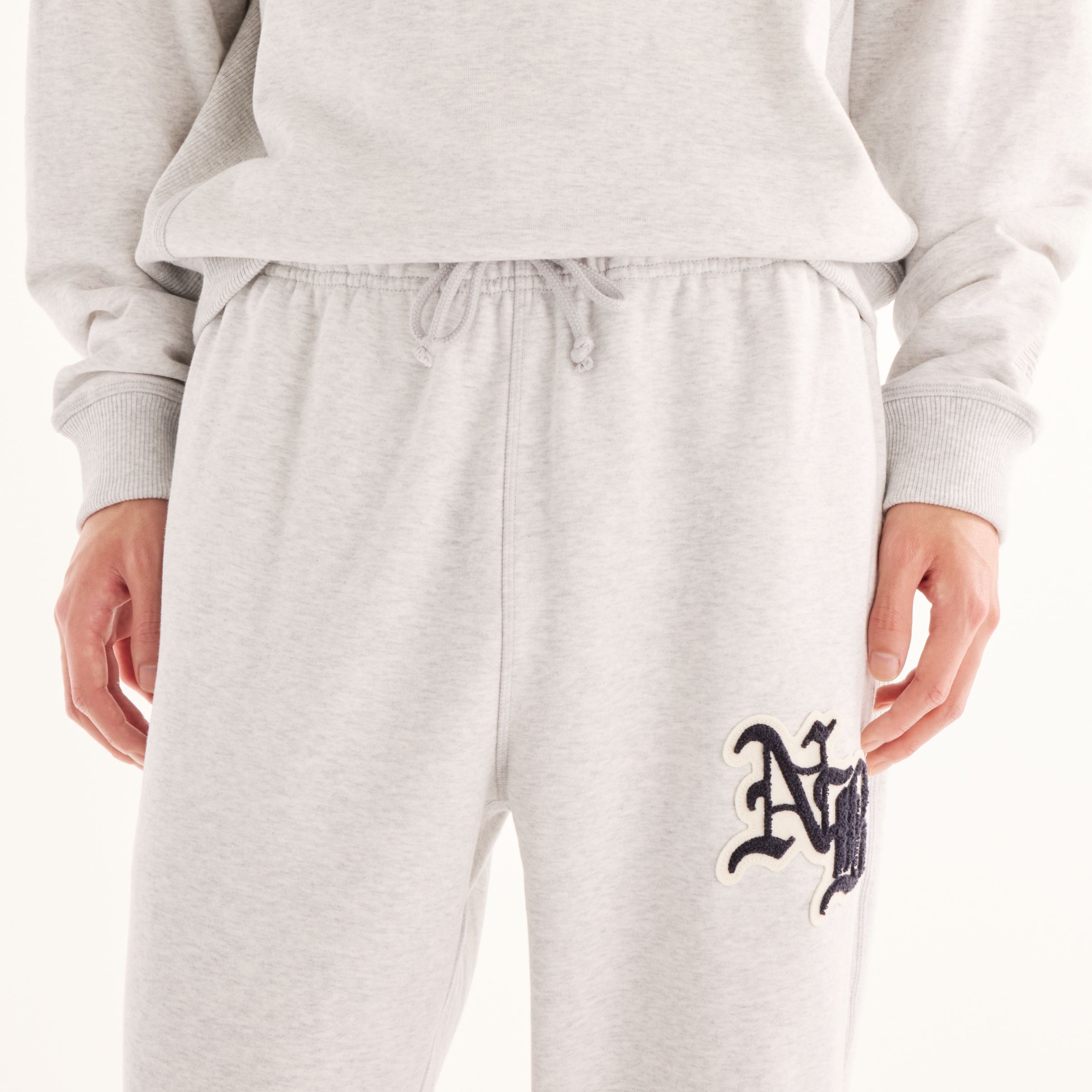 Justin is wearing size M and is 6'11"/186cm. Chest: 34"/86cm, Waist: 29"/74cm, Hips: 35"/89cm