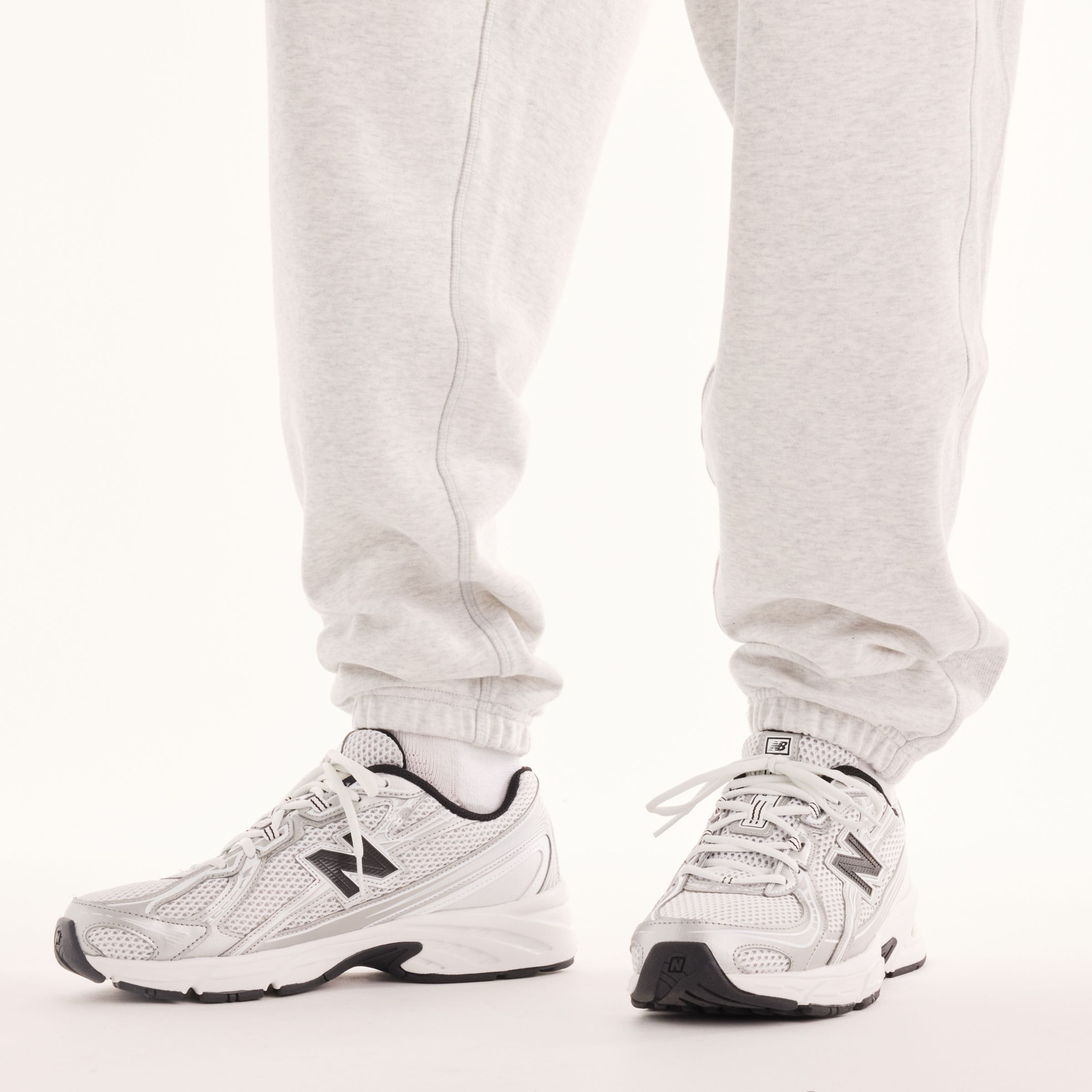 Justin is wearing size M and is 6'11"/186cm. Chest: 34"/86cm, Waist: 29"/74cm, Hips: 35"/89cm