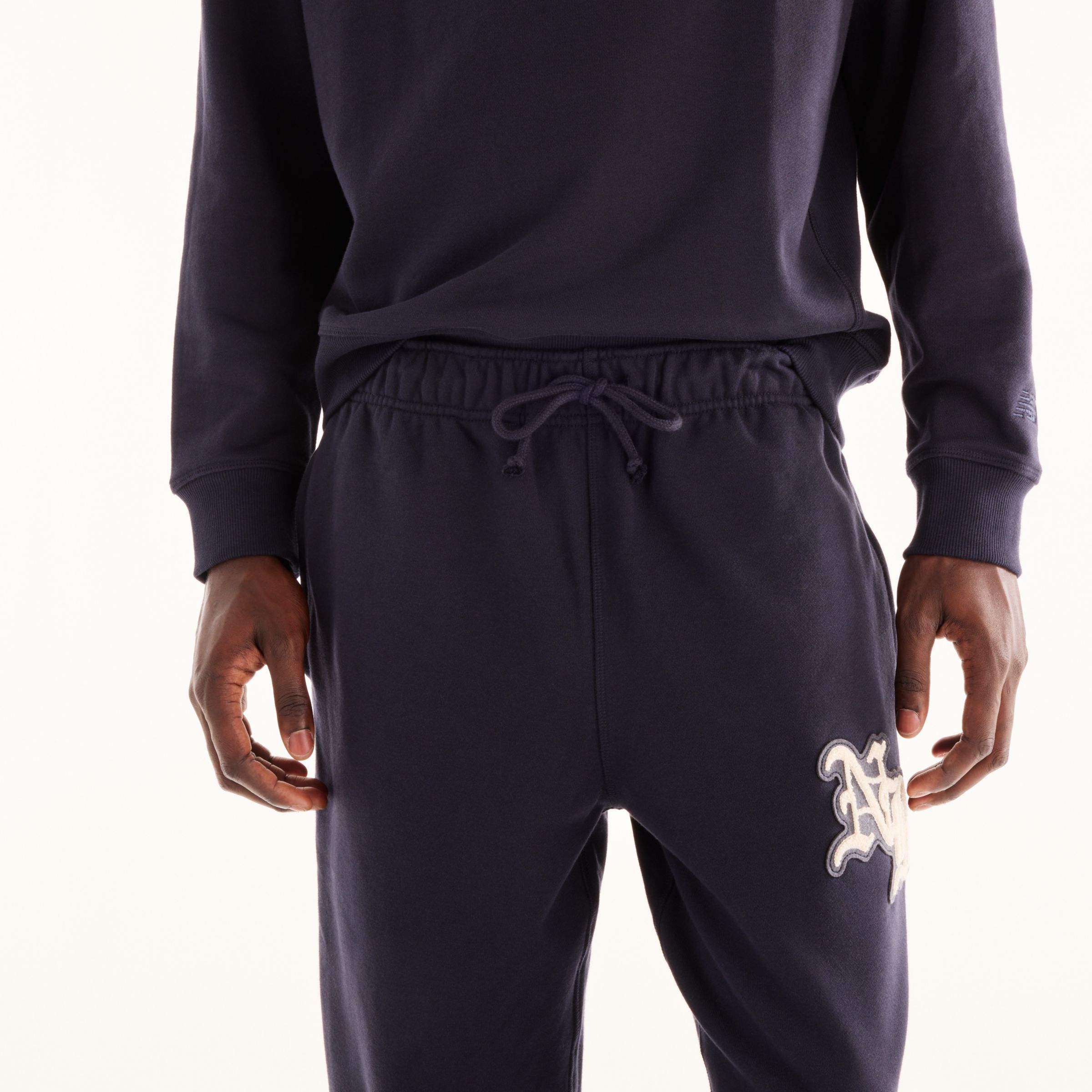 Osman porte du M et mesure 6'2"/188cm. Poitrine : 34.75"/88cm, Taille : 29"/74cm, Hanches : 37"/94cm