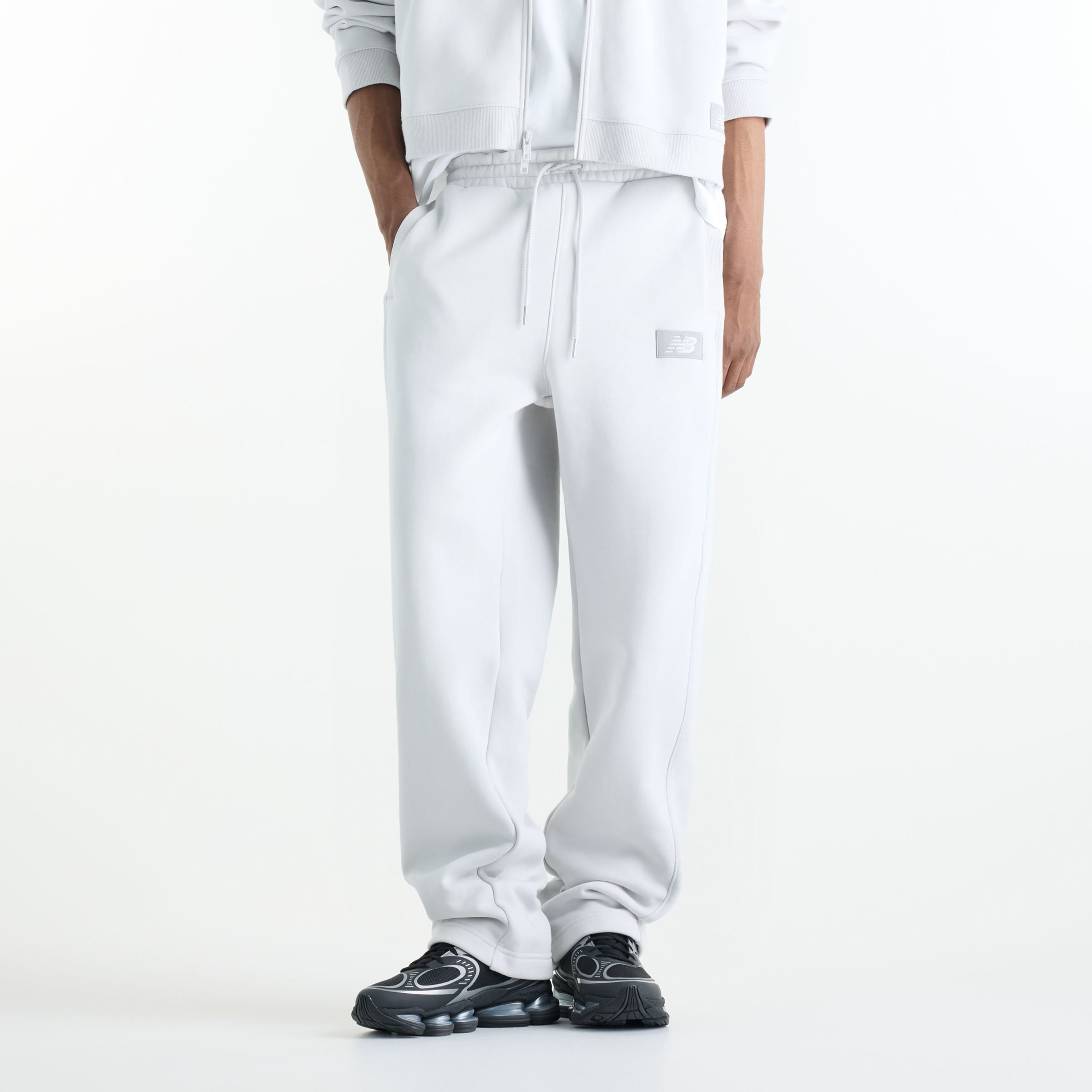 Javo is wearing size M and is 6'1"/188cm. Chest: 29.14"/74cm, Waist: 28"/71cm, Hips: 33.9"/86cm