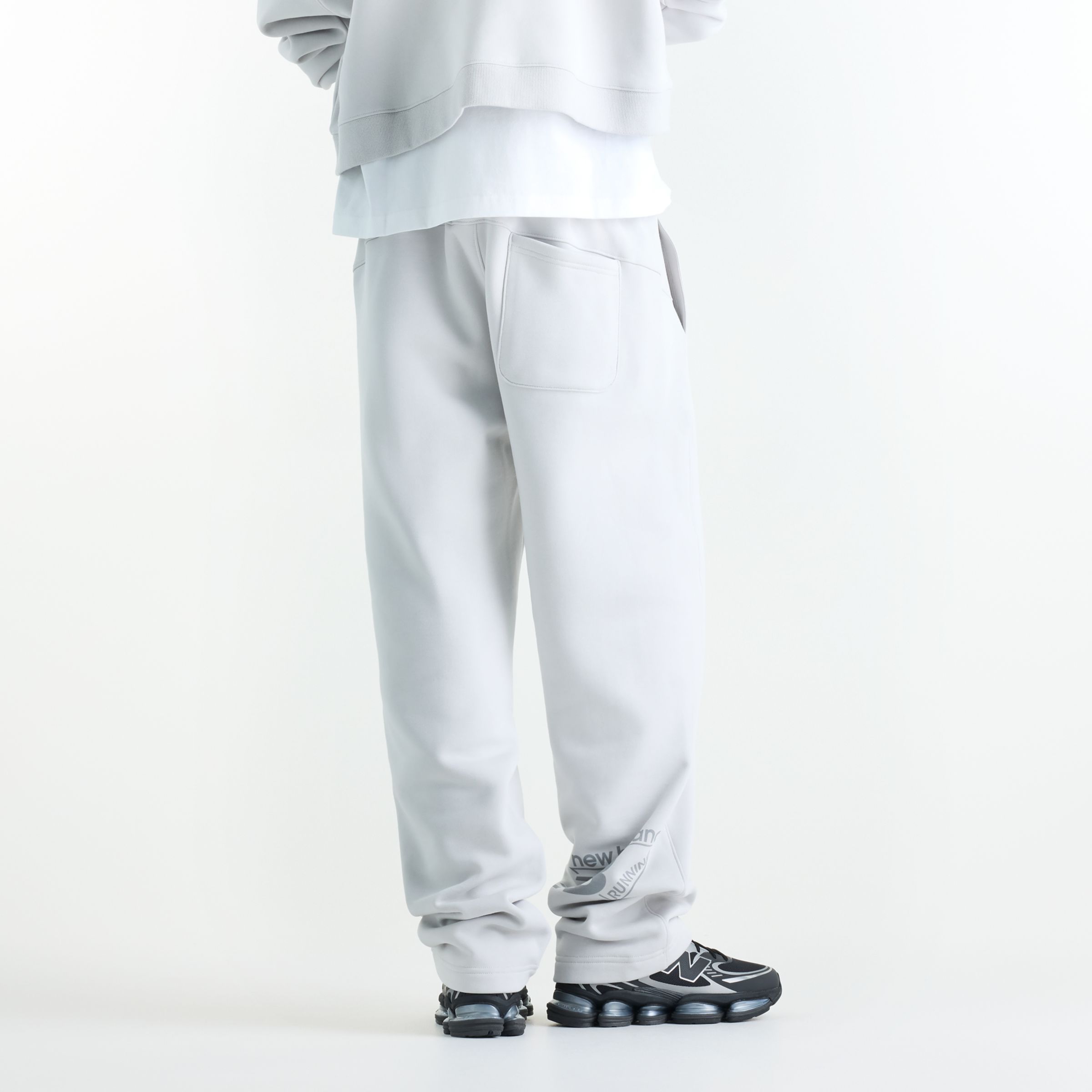 Javo is wearing size M and is 6'1"/188cm. Chest: 29.14"/74cm, Waist: 28"/71cm, Hips: 33.9"/86cm