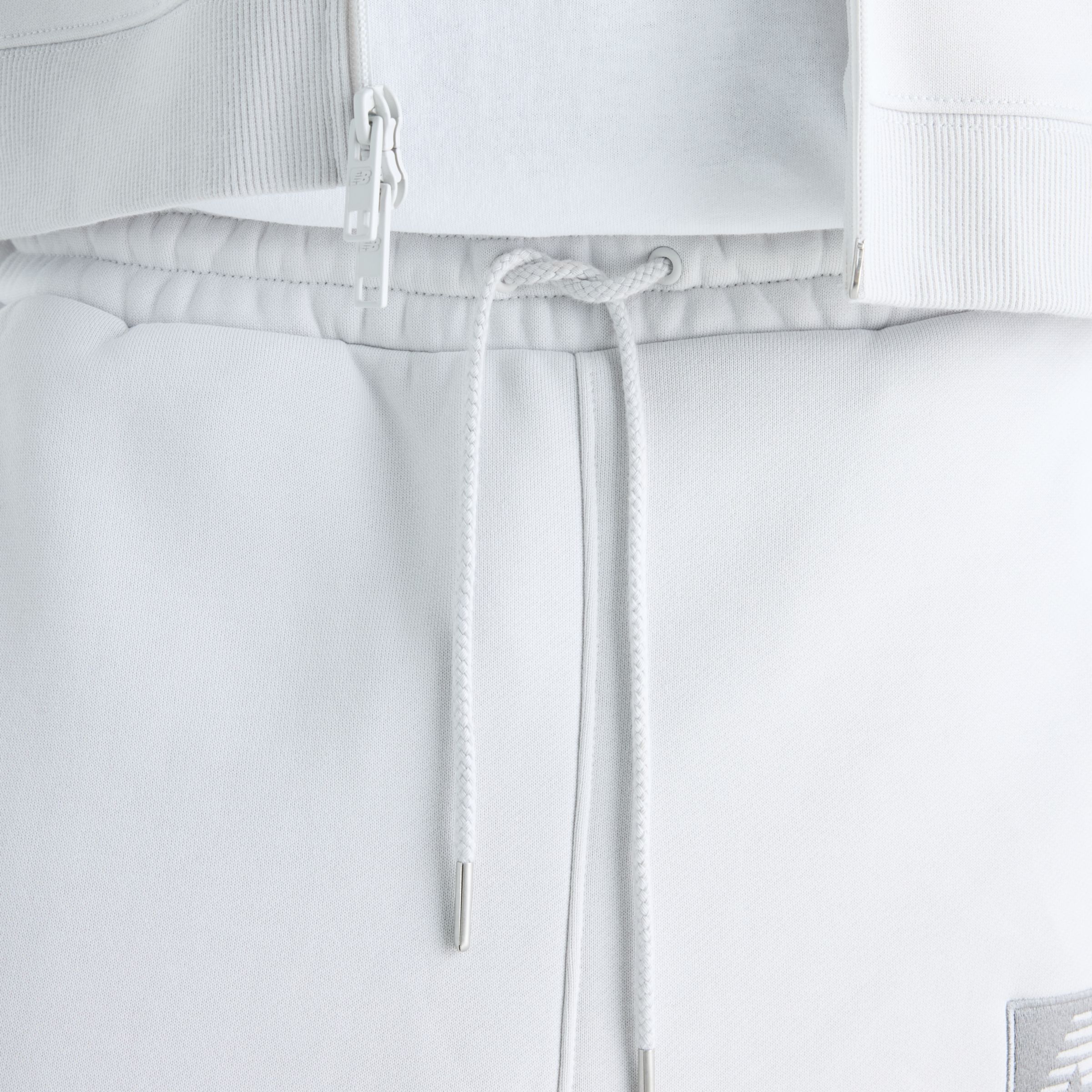 Javo is wearing size M and is 6'1"/188cm. Chest: 29.14"/74cm, Waist: 28"/71cm, Hips: 33.9"/86cm