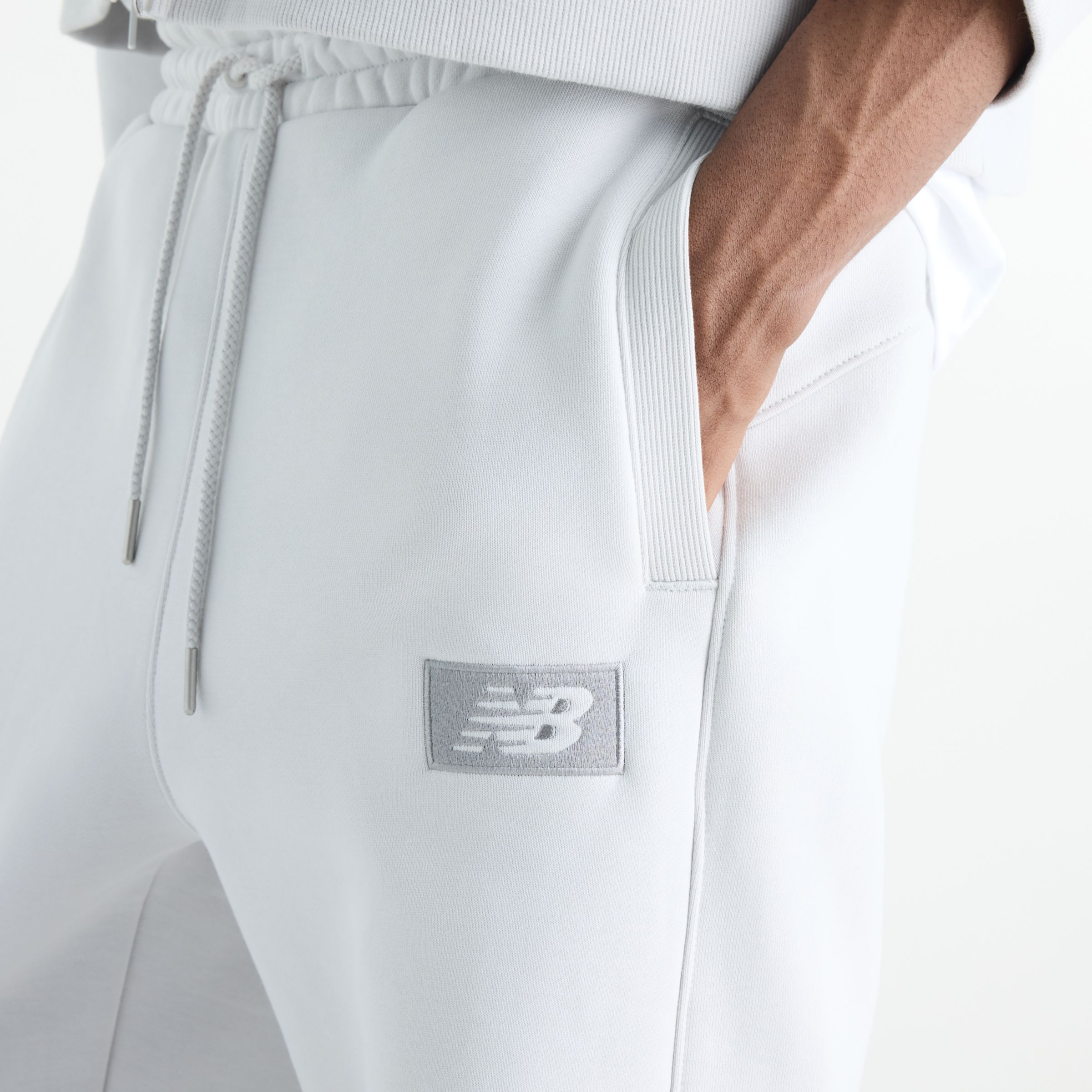 Javo is wearing size M and is 6'1"/188cm. Chest: 29.14"/74cm, Waist: 28"/71cm, Hips: 33.9"/86cm