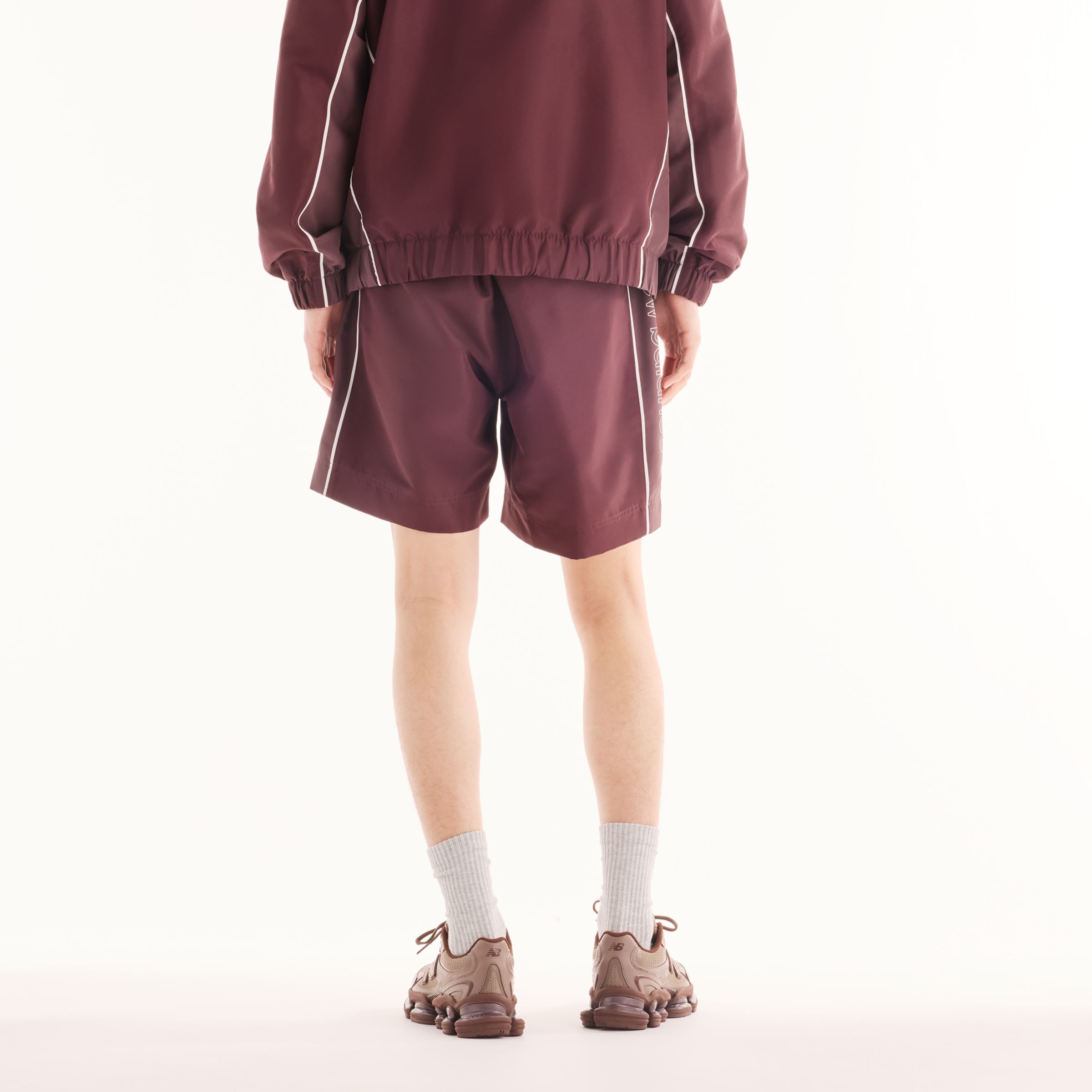Justin is wearing size M and is 6'11"/186cm. Chest: 34"/86cm, Waist: 29"/74cm, Hips: 35"/89cm
