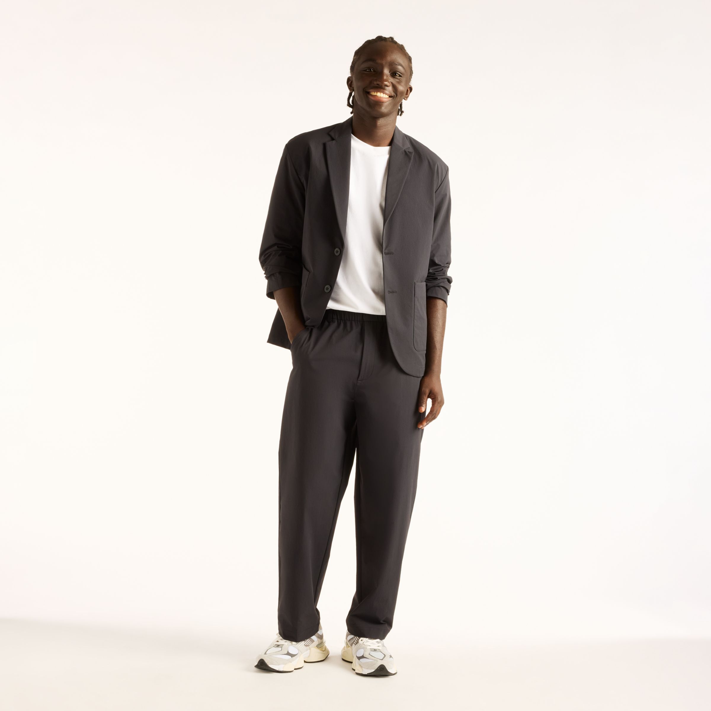 Fall is wearing size M and is 6'/183cm. Chest: 33.5"/85cm, Waist: 26.75"/68cm, Hips: 35"/89cm
