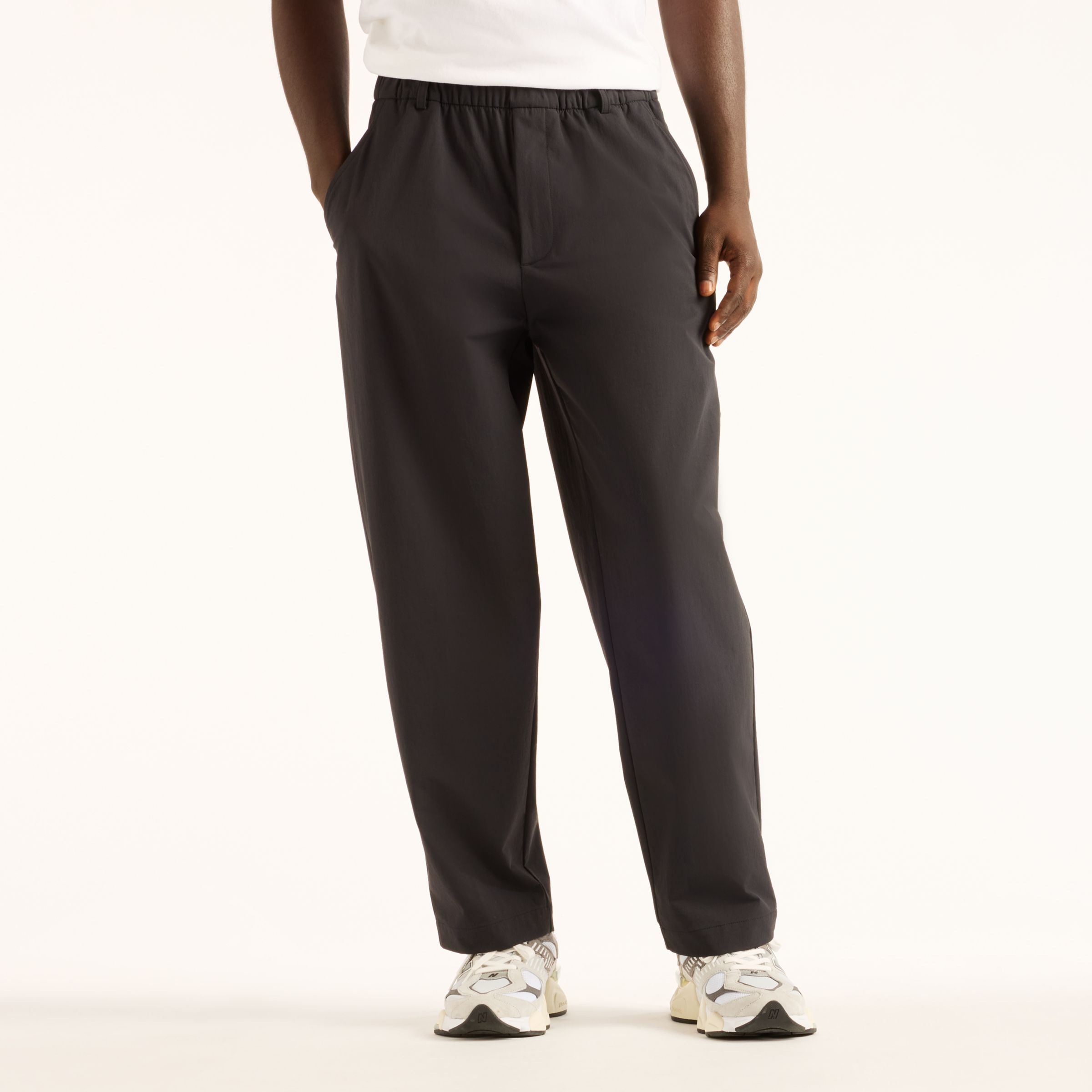 Fall is wearing size M and is 6'/183cm. Chest: 33.5"/85cm, Waist: 26.75"/68cm, Hips: 35"/89cm
