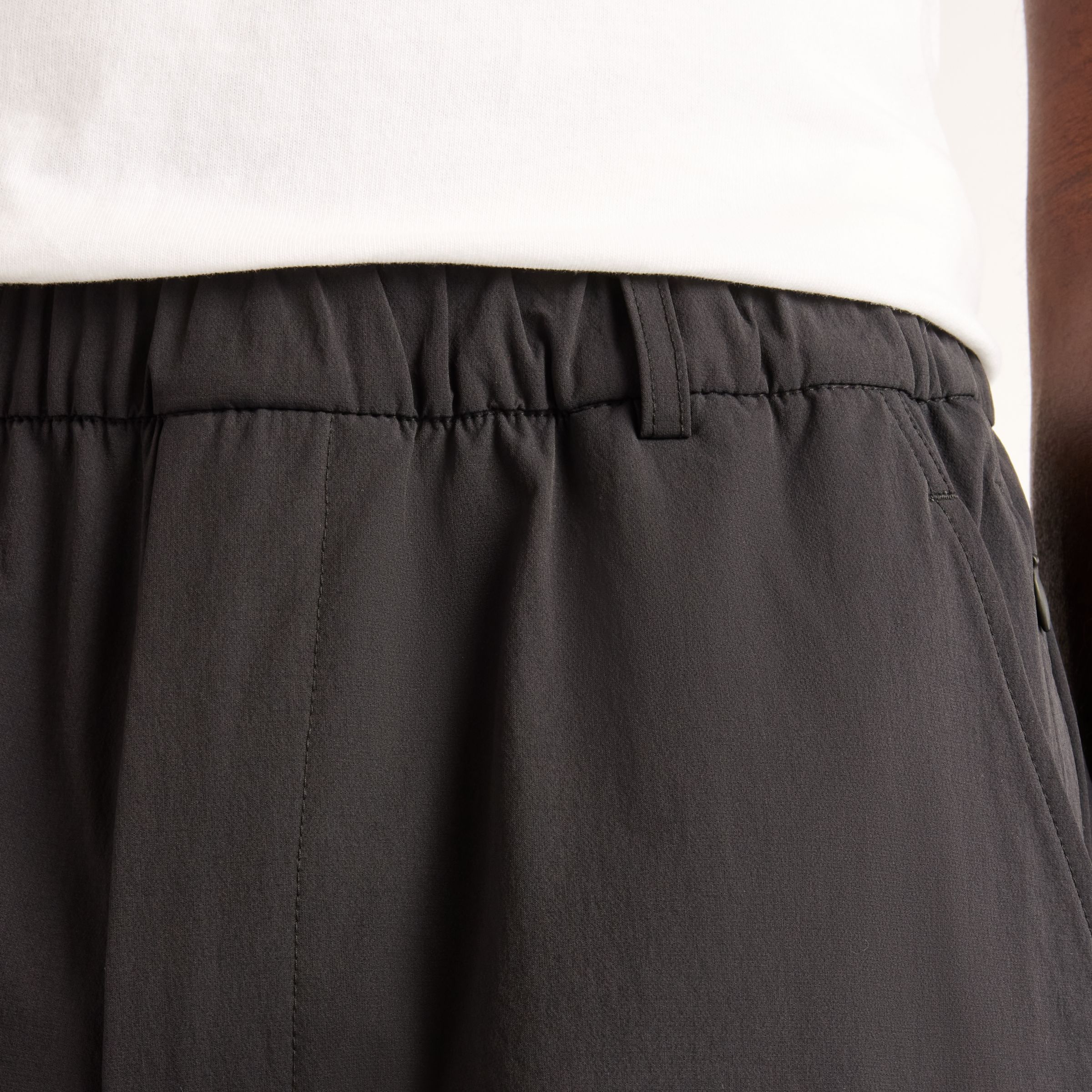 Fall is wearing size M and is 6'/183cm. Chest: 33.5"/85cm, Waist: 26.75"/68cm, Hips: 35"/89cm