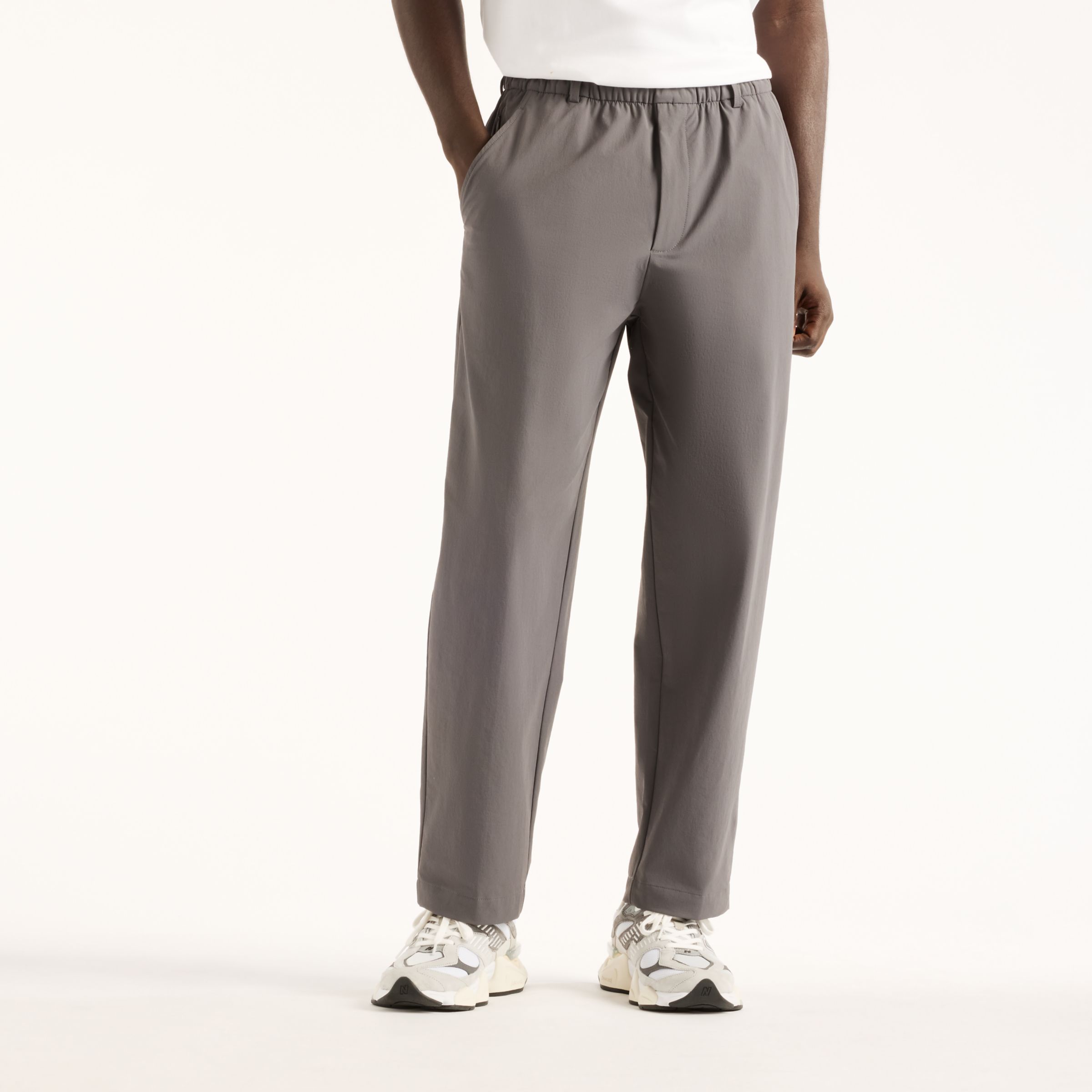 Fall is wearing size M and is 6'/183cm. Chest: 33.5"/85cm, Waist: 26.75"/68cm, Hips: 35"/89cm