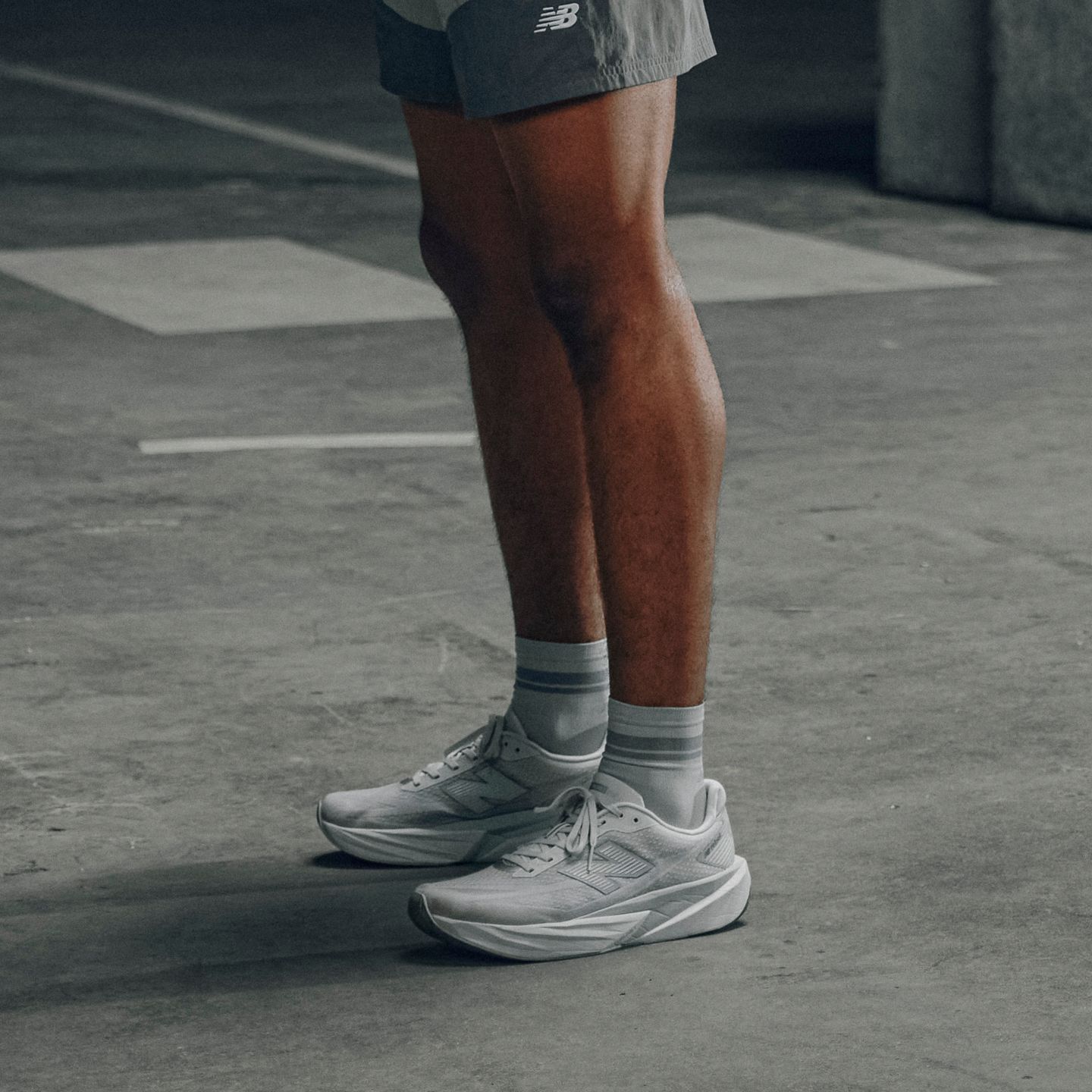 Женские кроссовки New Balance FuelCell Rebel v5 Grey Days, цвет: Серый / Серебристый — фото 5