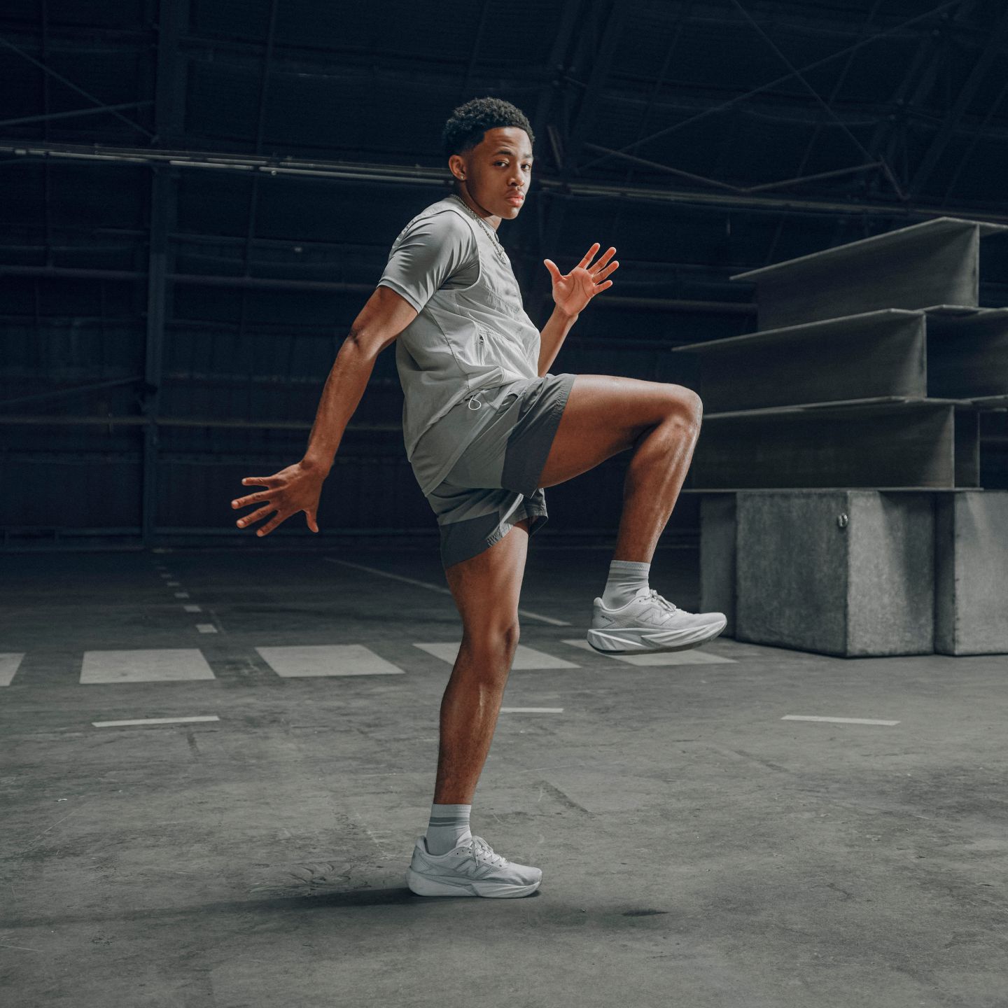 Женские кроссовки New Balance FuelCell Rebel v5 Grey Days, цвет: Серый / Серебристый — фото 2