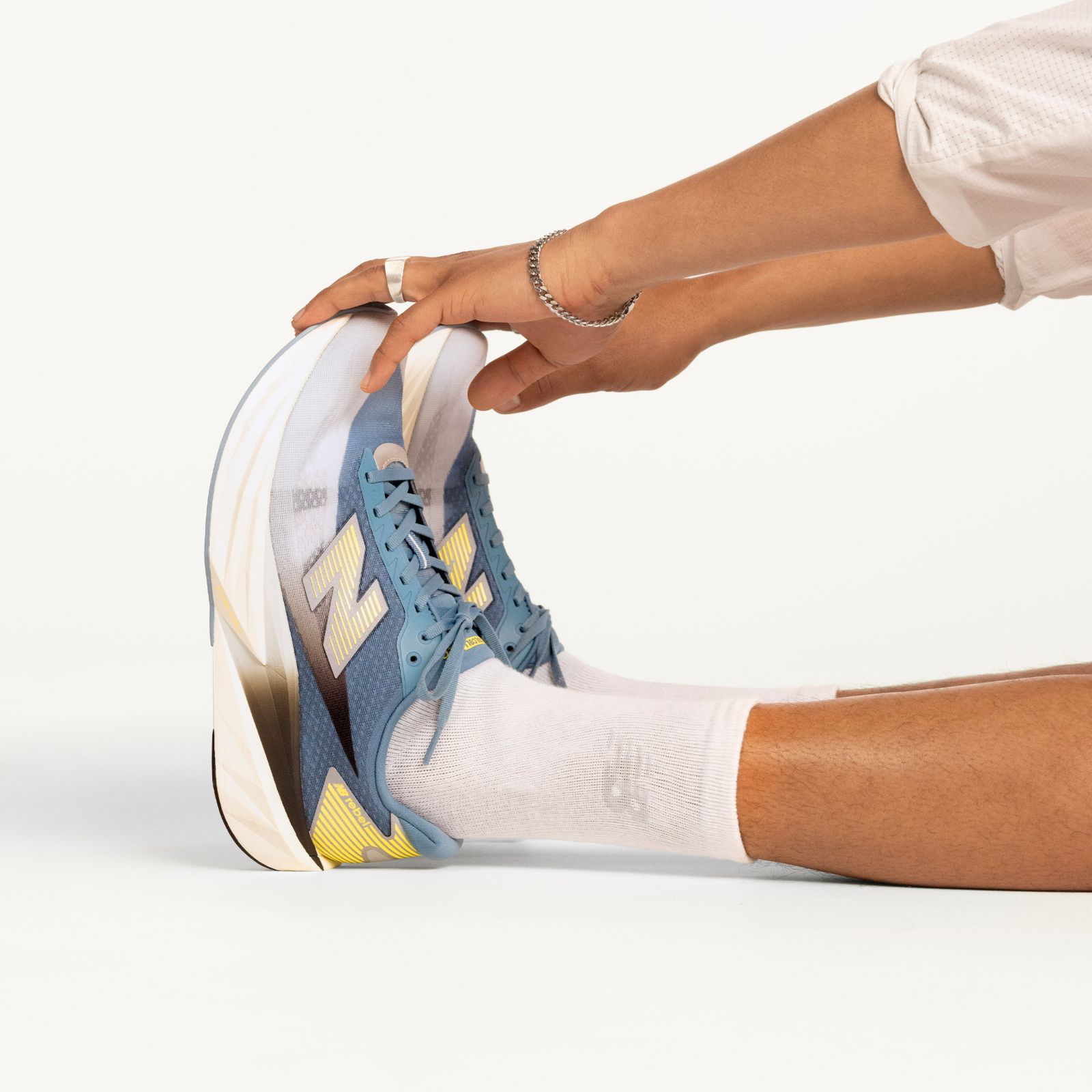 Женские кроссовки New Balance Night Lights FuelCell Rebel v5​ — фото 2