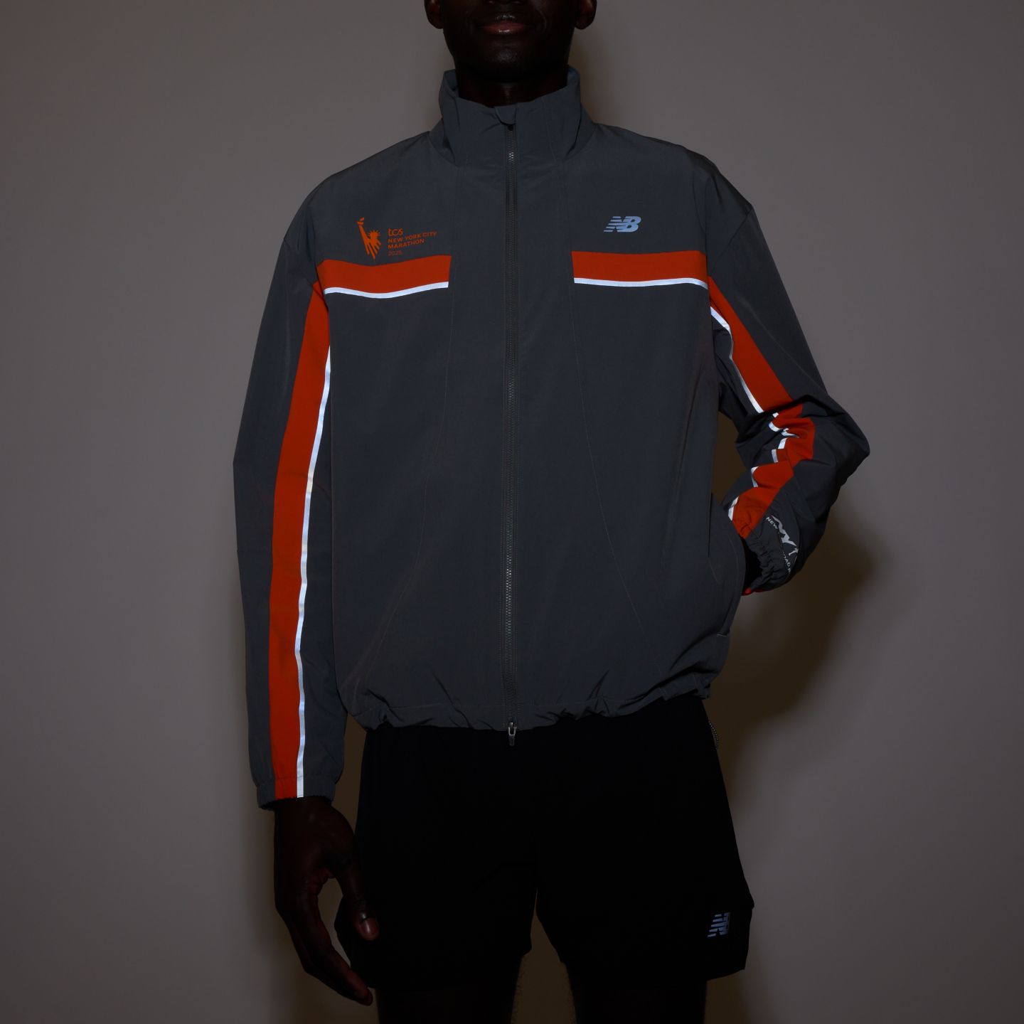Мужская куртка New Balance NYC Marathon 2025, цвет: Тёмно-серый — фото 2