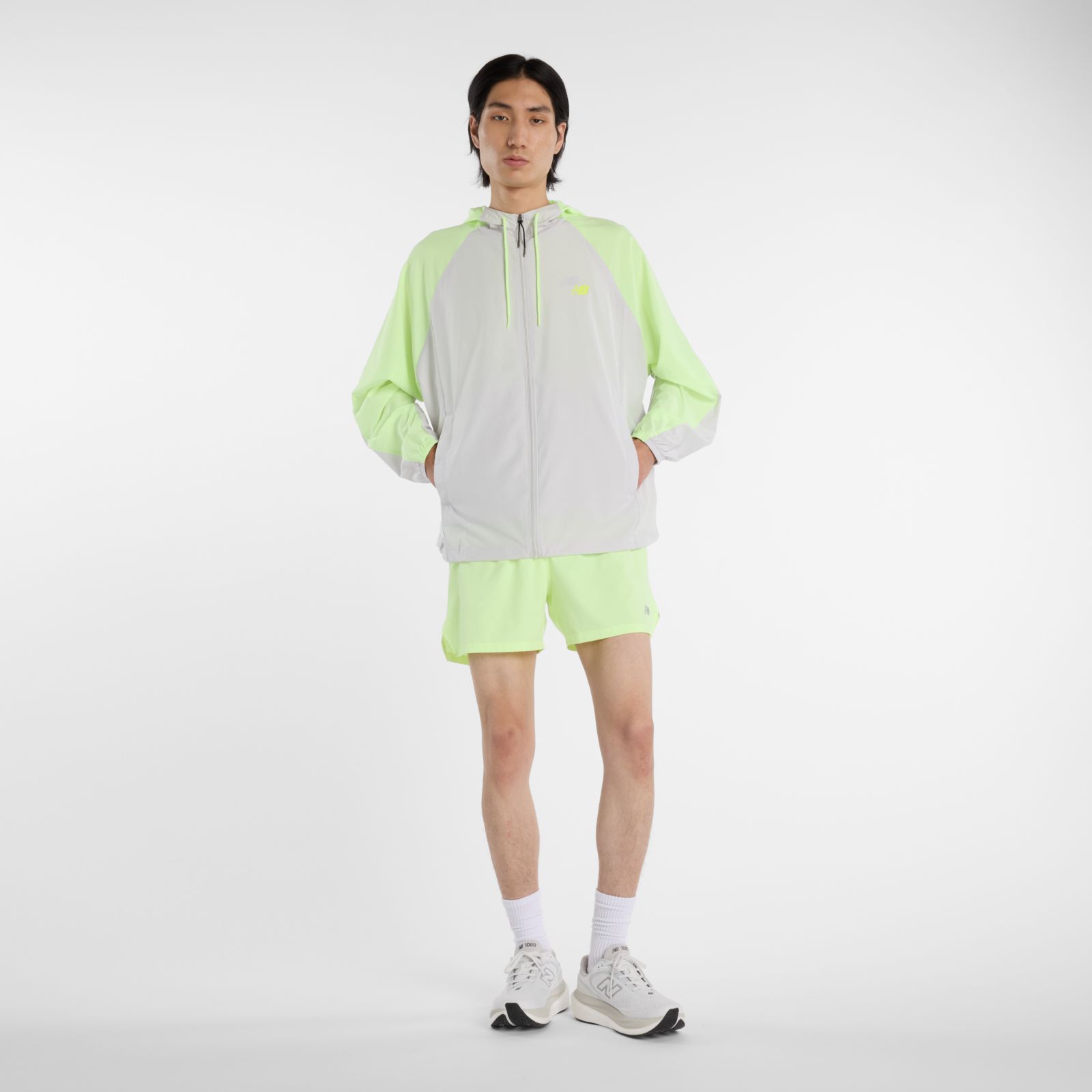 Мужские куртки New Balance Athletics Light Packable Jkt — фото 2