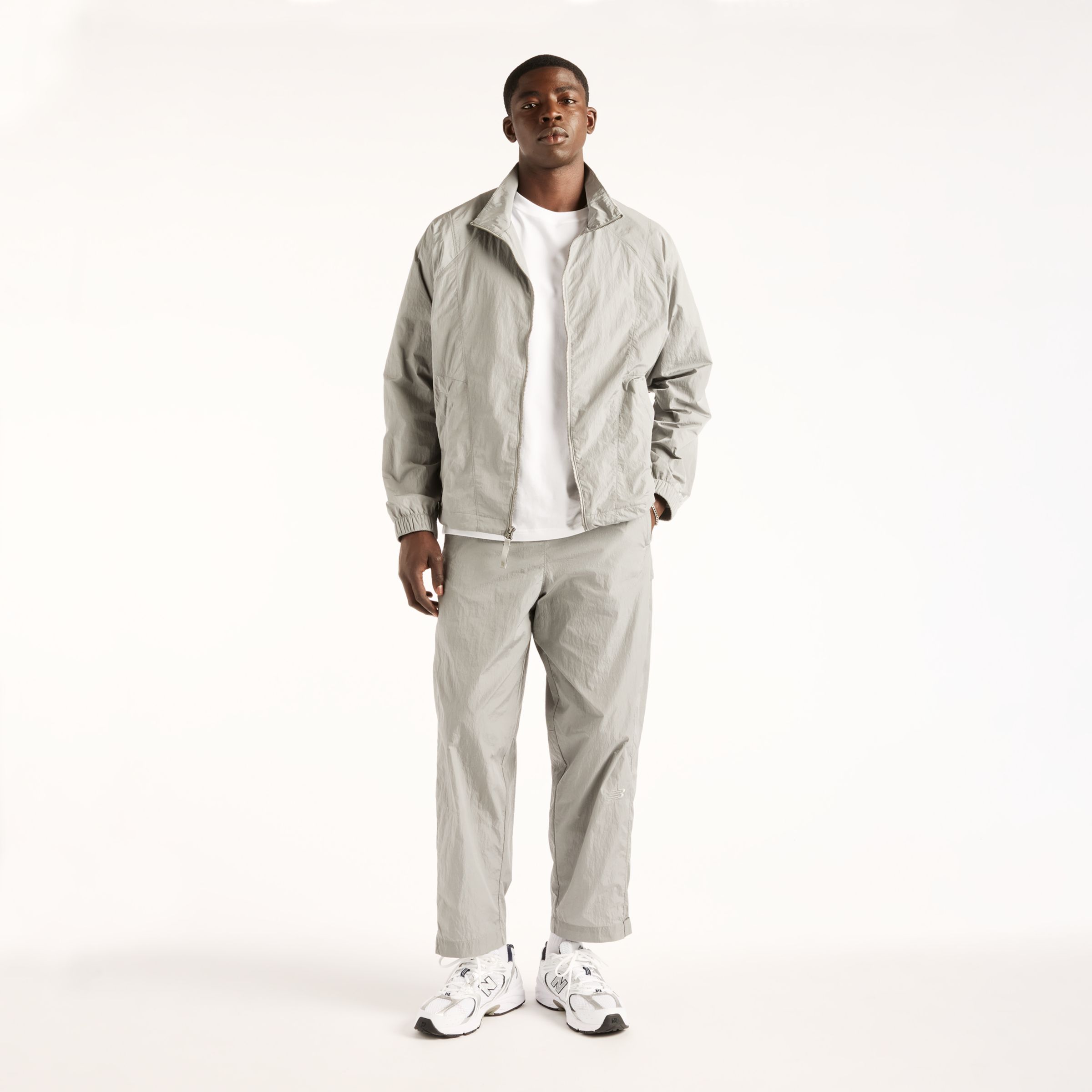 Nelson is wearing size M and is 5'4.5/164cm. Chest: 34.75"/88cm, Waist: 29"/74cm, Hips: 35.5"/90cm