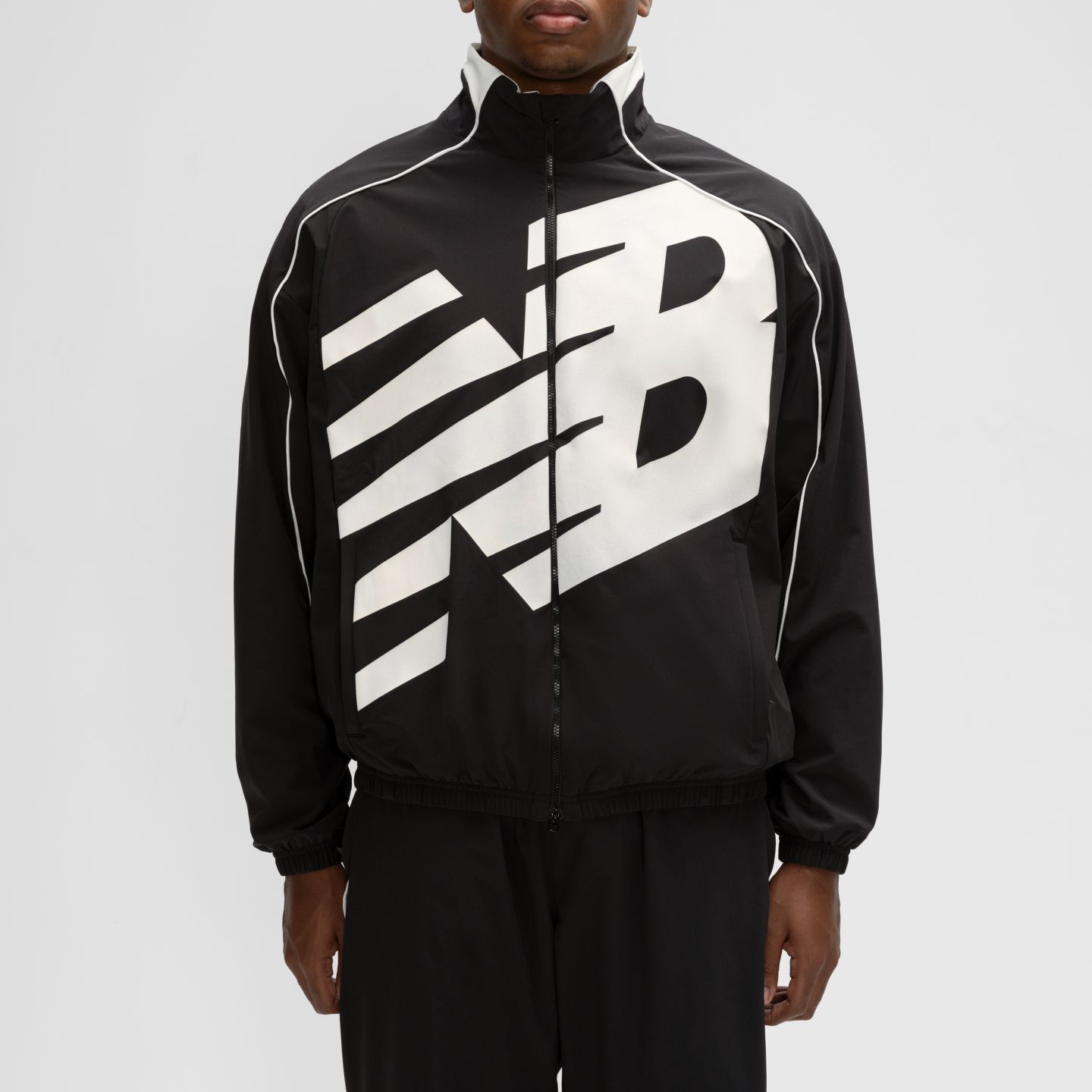 Мужская куртка New Balance Basketball Oversized Print Woven, цвет: Caviar — фото 2