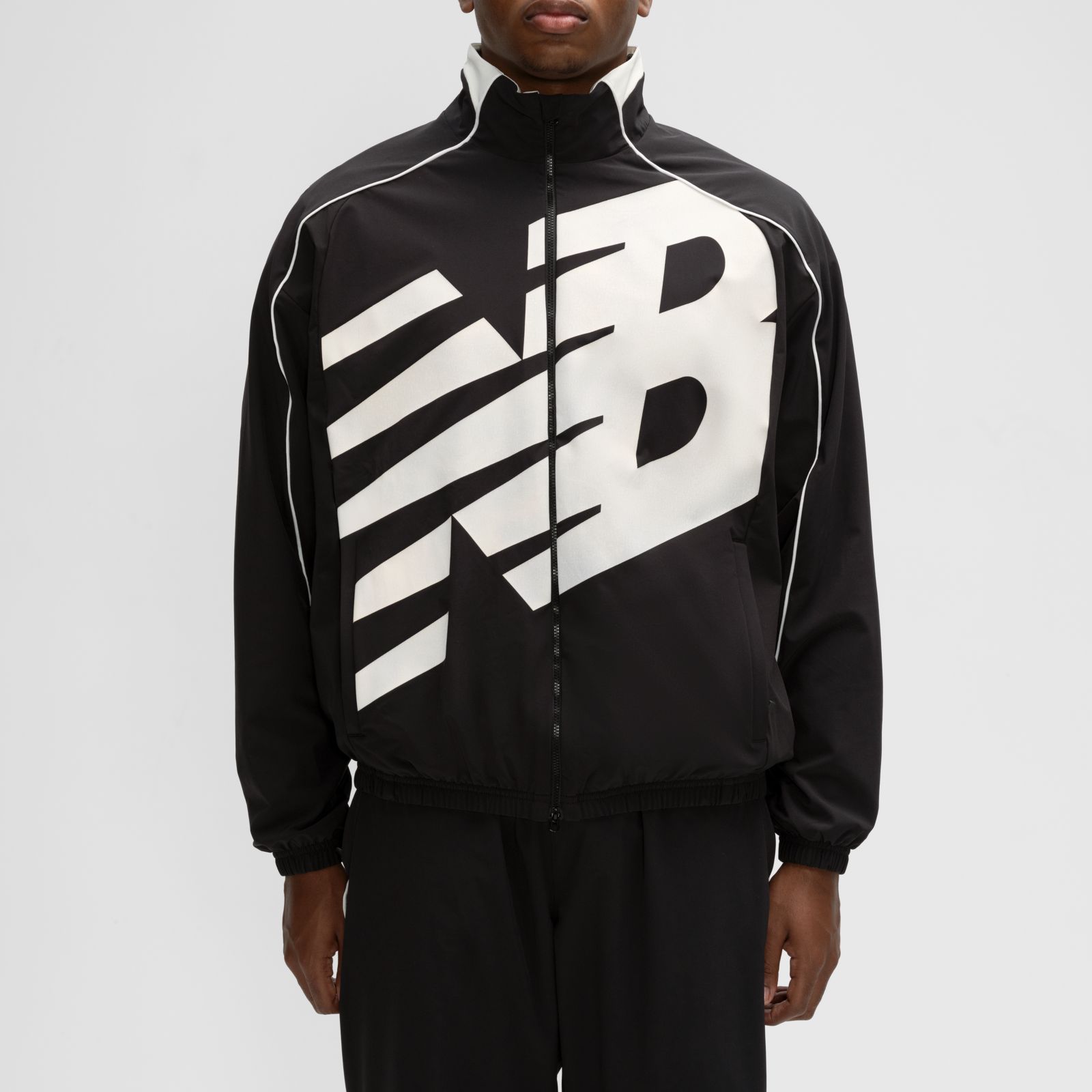 Мужские куртки New Balance Basketball Oversized Print Woven Jacket — фото 2
