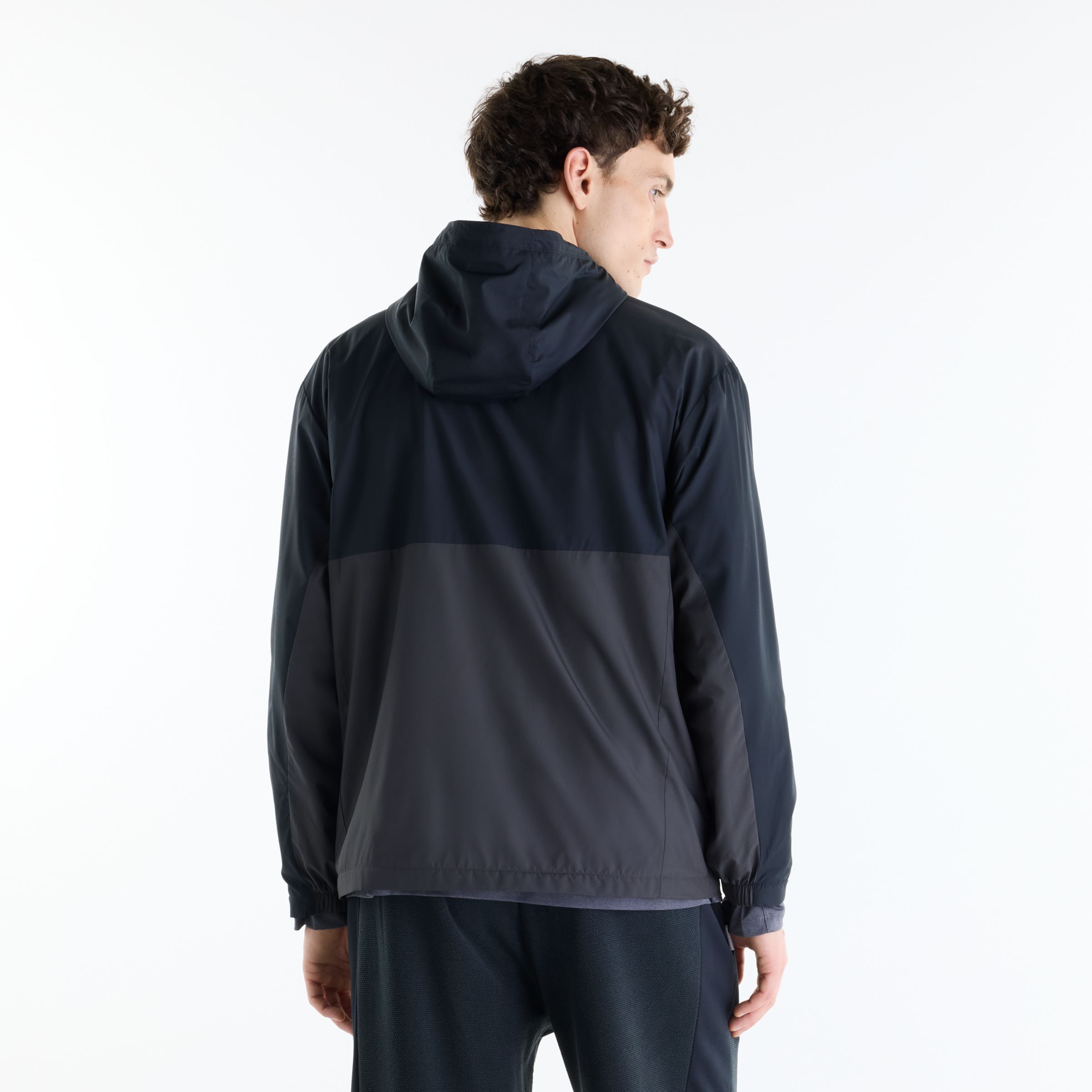 Ante is wearing size M and is 6'2"/187.96cm. Chest: 37.5"/95.25cm, Waist: 31"/78.74cm, Hips: 40.5"/102.87cm
