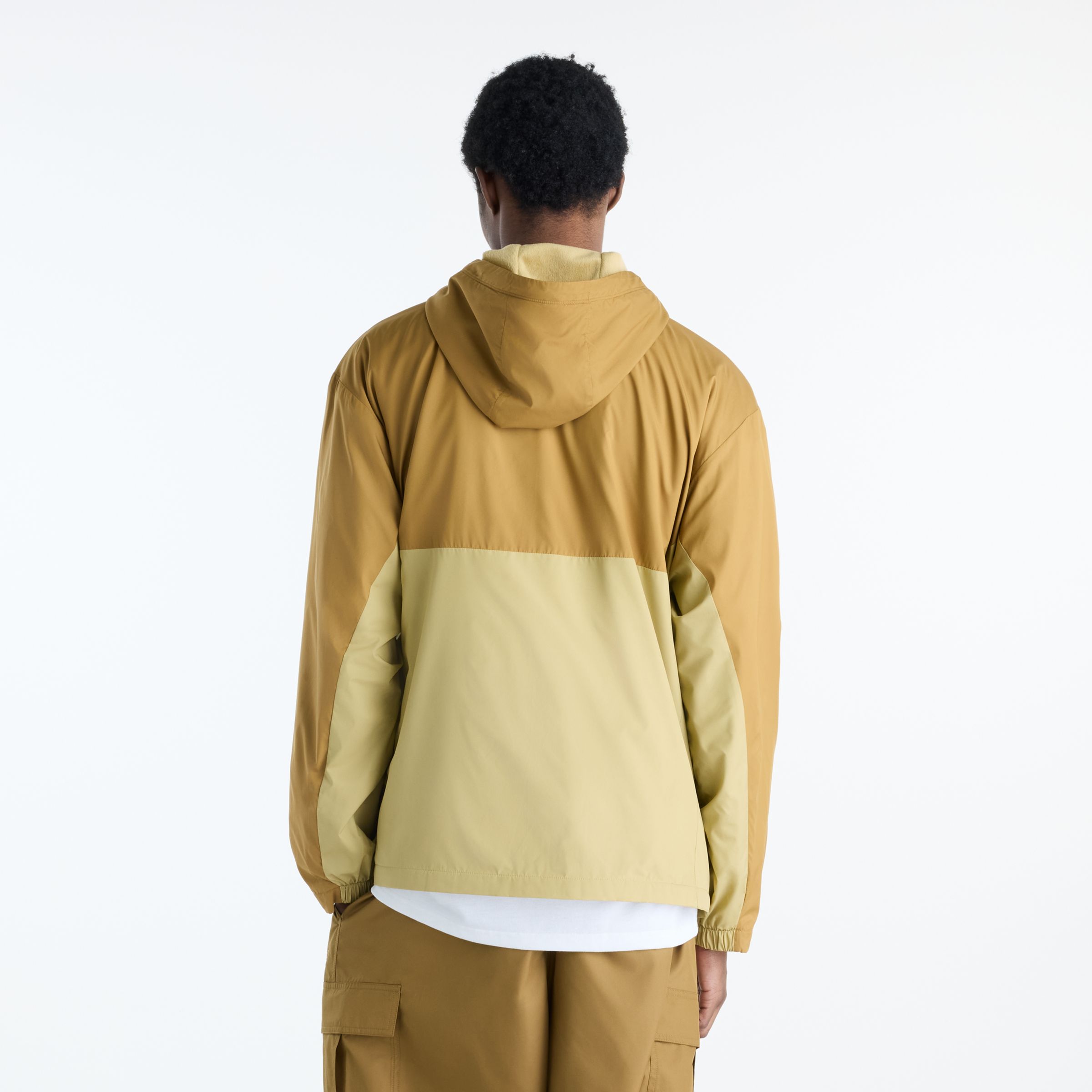 Javo is wearing size M and is 6'1"/188cm. Chest: 29.14"/74cm, Waist: 28"/71cm, Hips: 33.9"/86cm
