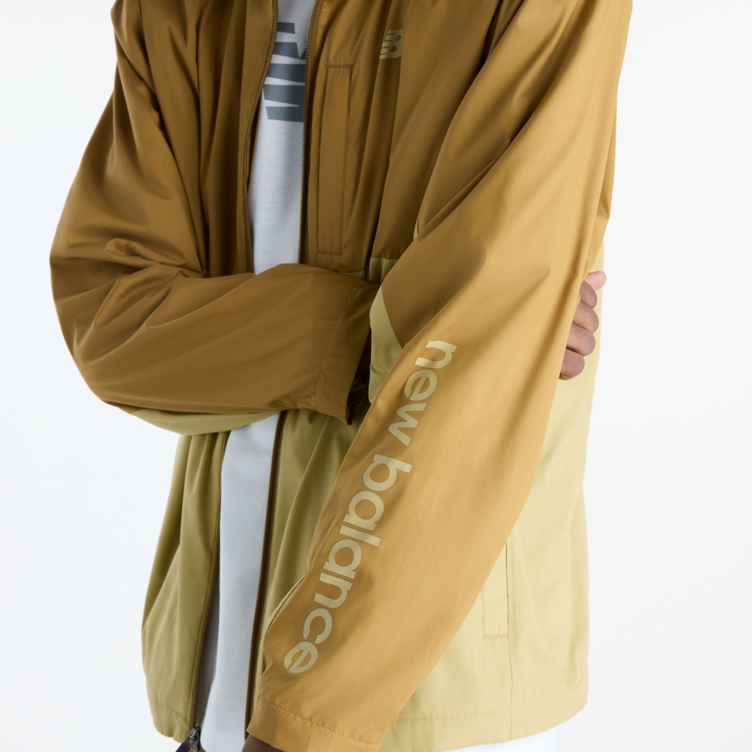 Javo is wearing size M and is 6'1"/188cm. Chest: 29.14"/74cm, Waist: 28"/71cm, Hips: 33.9"/86cm