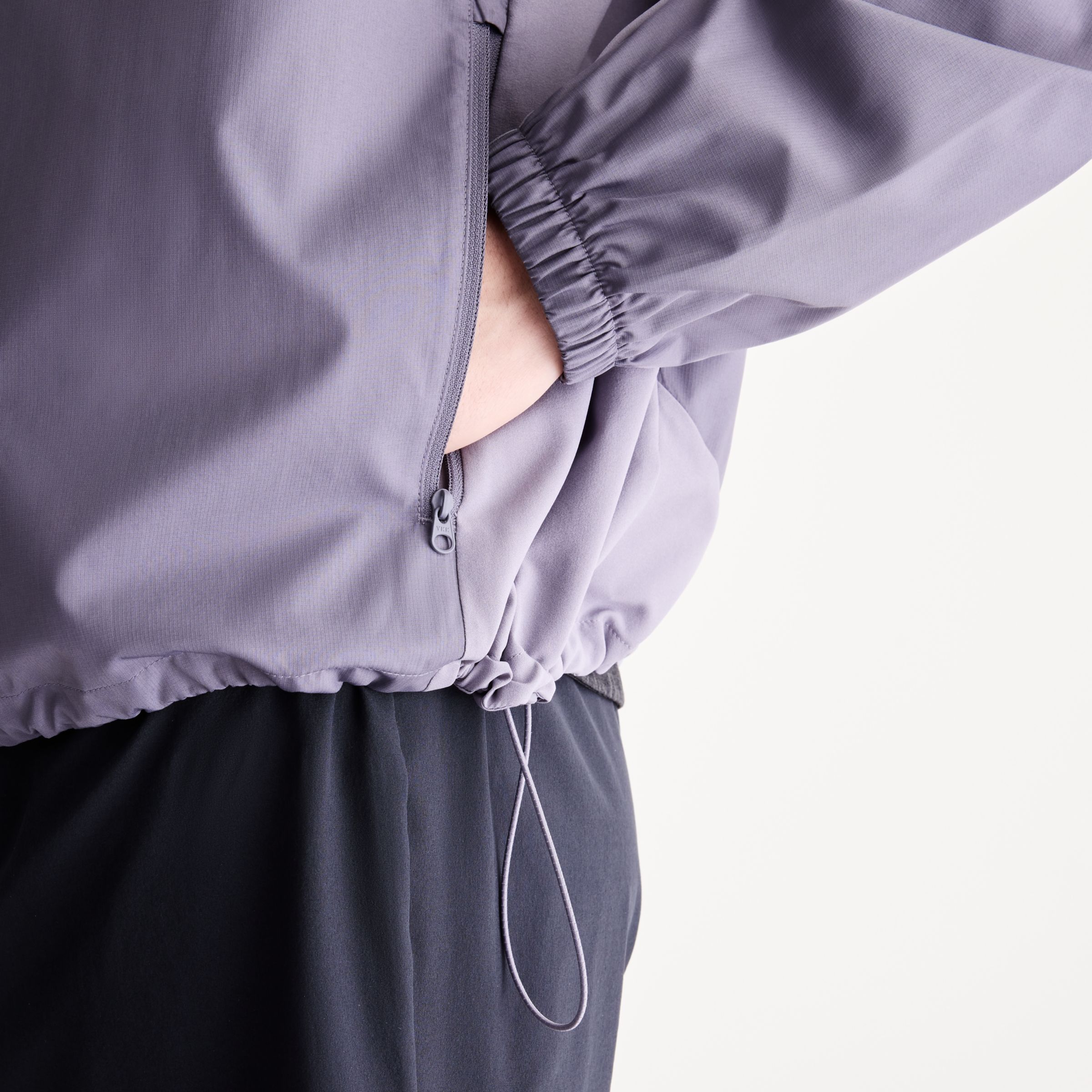 Derek is wearing size M and is 6'1"/187cm. Chest: 38"/96cm, Waist: 31"/79cm