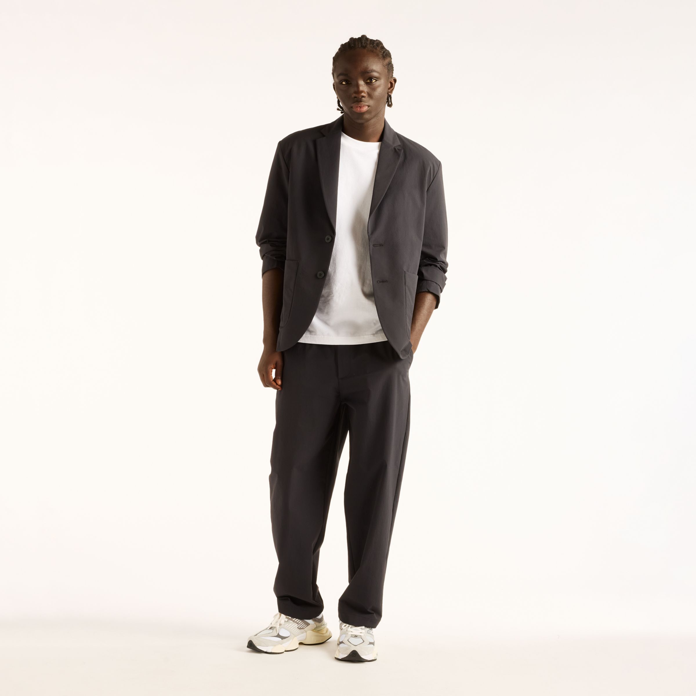 Fall is wearing size M and is 6'/183cm. Chest: 33.5"/85cm, Waist: 26.75"/68cm, Hips: 35"/89cm