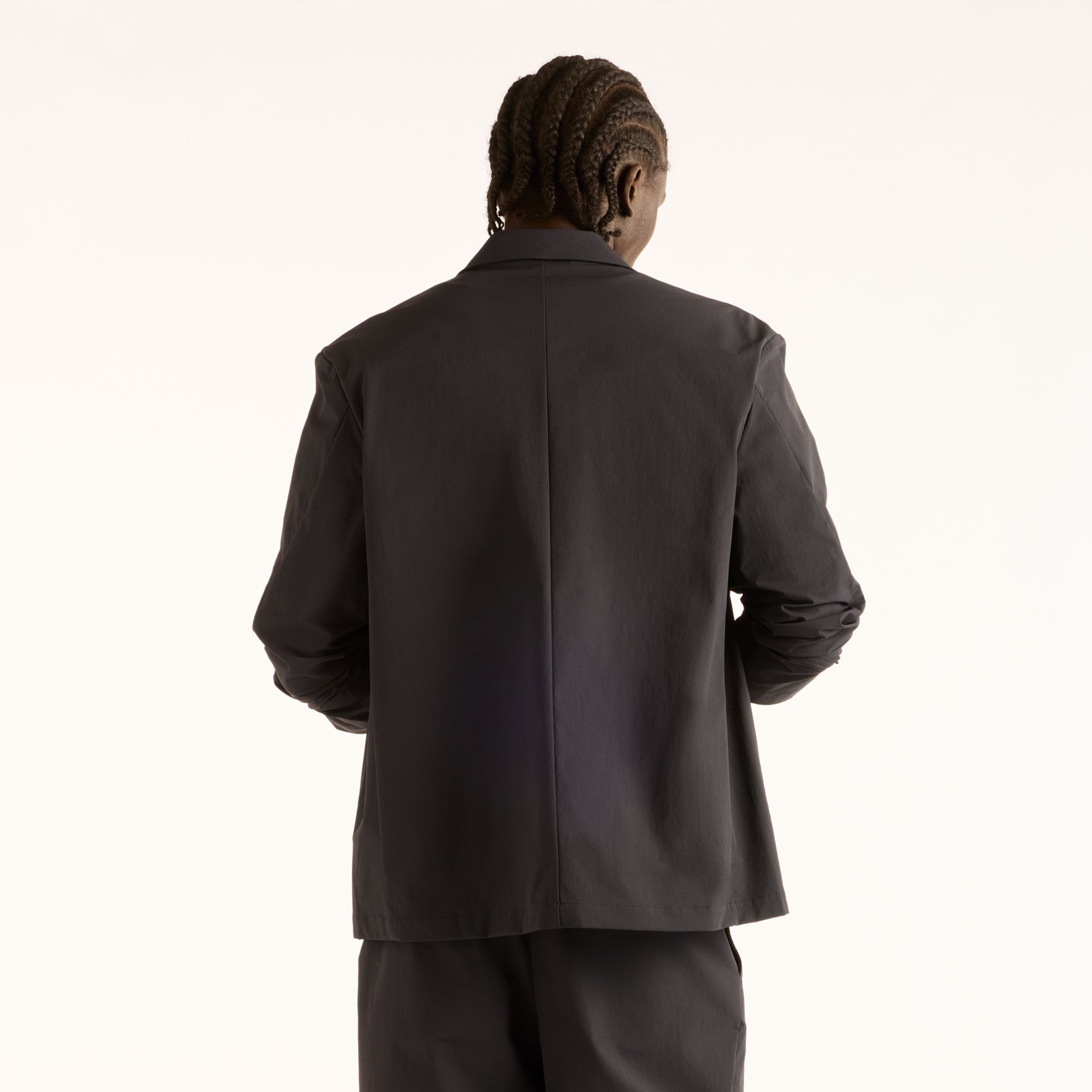 Fall is wearing size M and is 6'/183cm. Chest: 33.5"/85cm, Waist: 26.75"/68cm, Hips: 35"/89cm