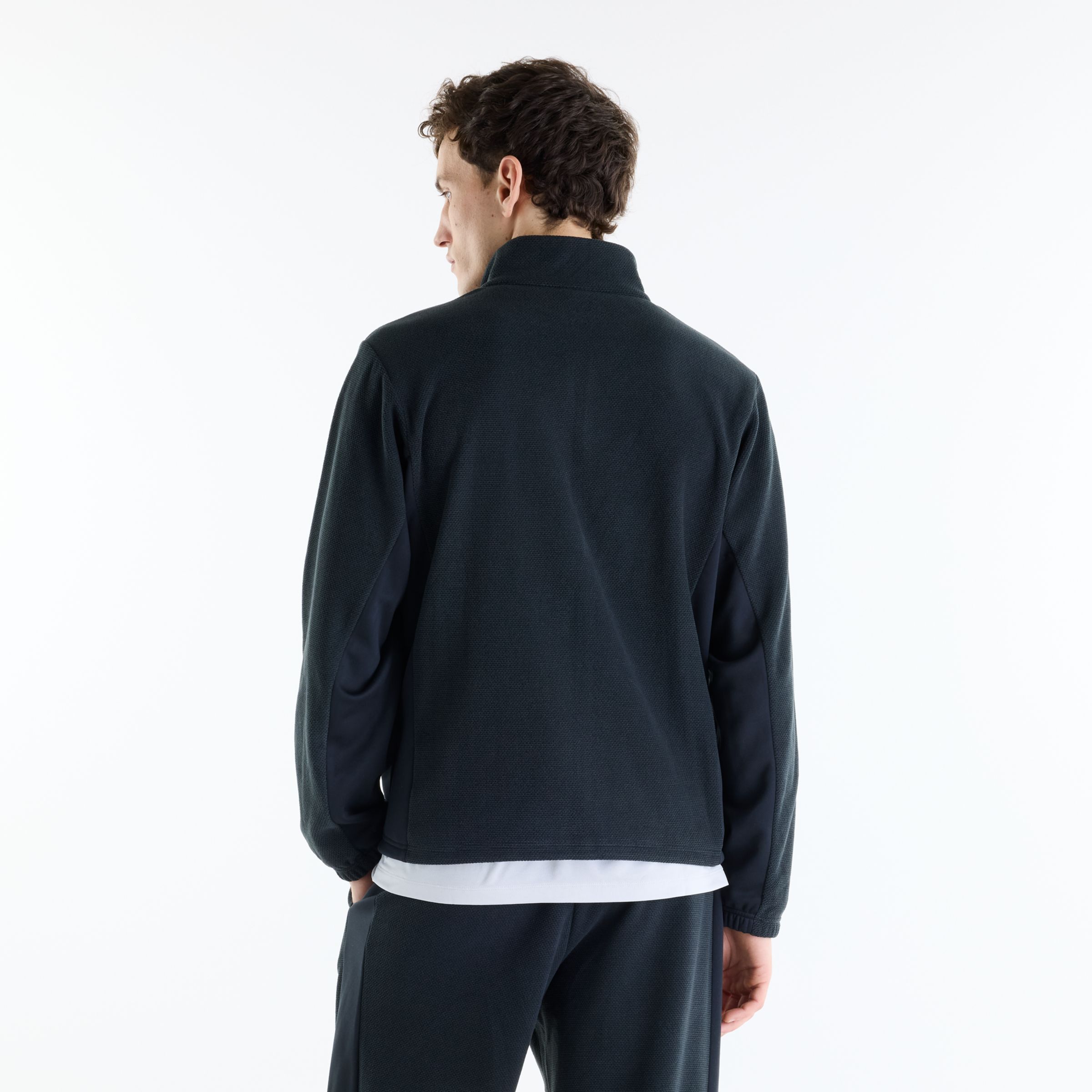 Ante is wearing size M and is 6'2"/187.96cm. Chest: 37.5"/95.25cm, Waist: 31"/78.74cm, Hips: 40.5"/102.87cm